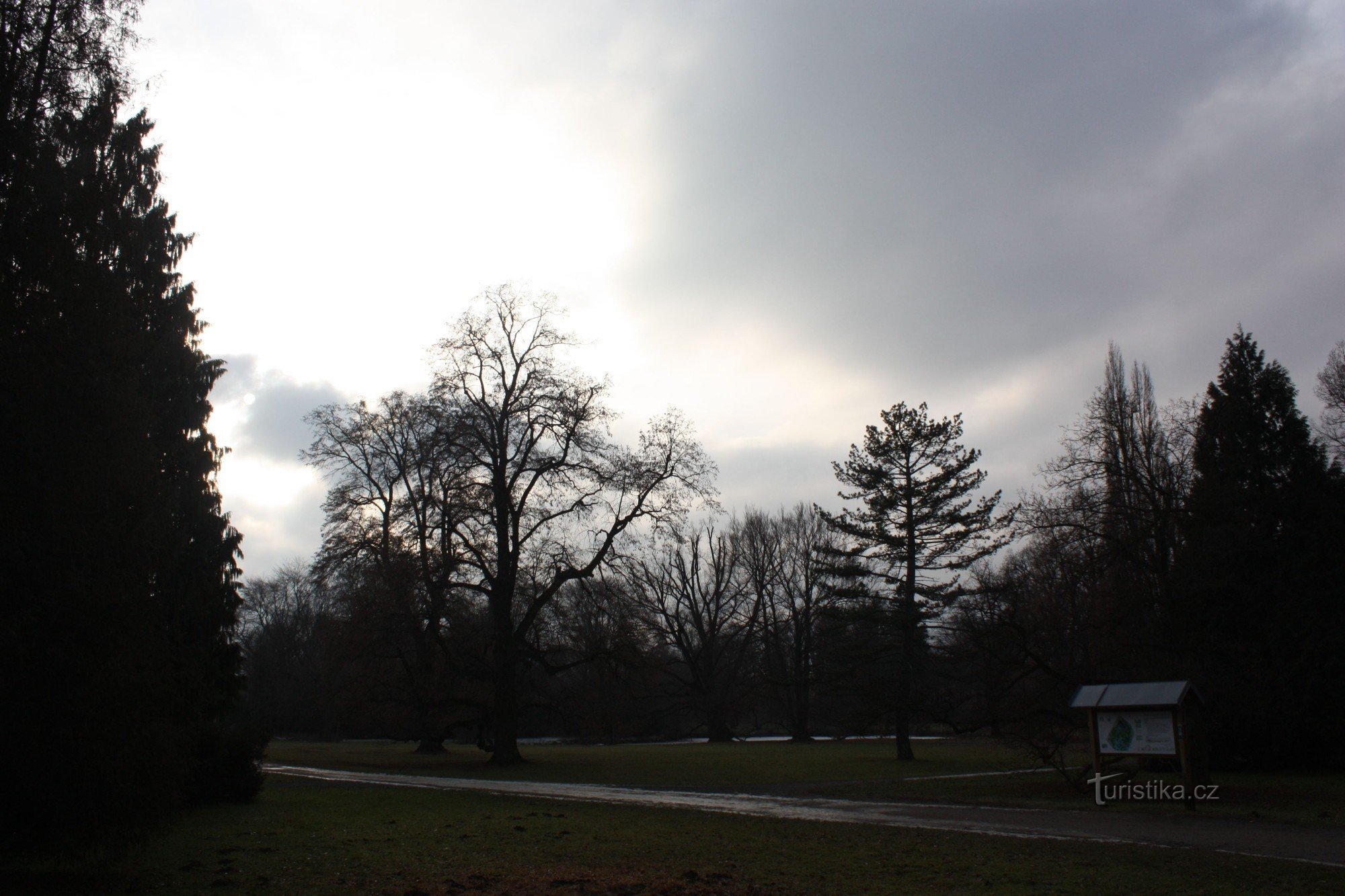 Un paseo invernal por el parque del castillo en Čechy pod Kosířem