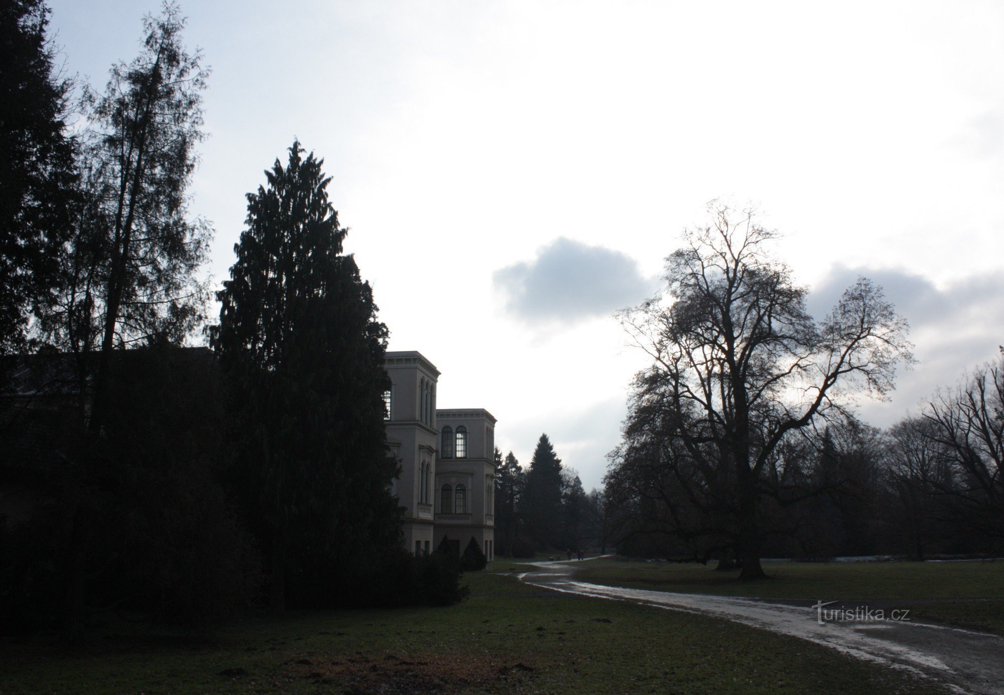 Ein Winterspaziergang durch den Schlosspark in Čechy pod Kosířem