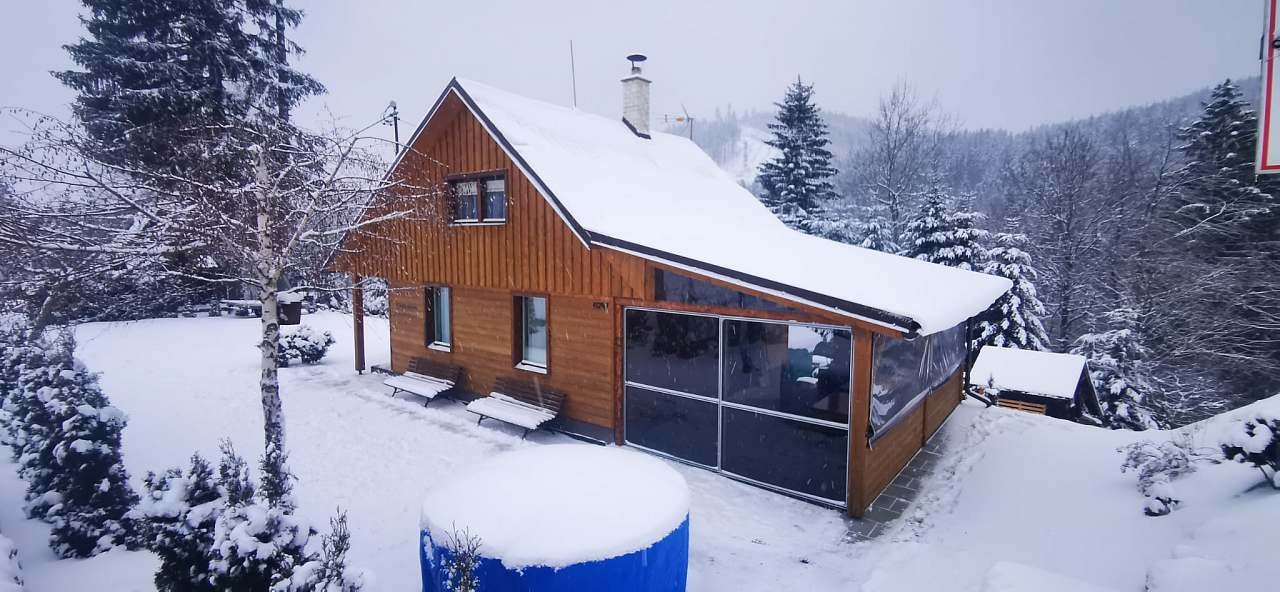 Zimní terasa u koupacího sudu