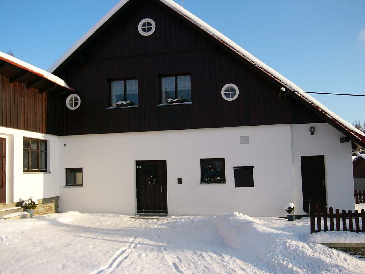 Wintereingang zur Hütte.