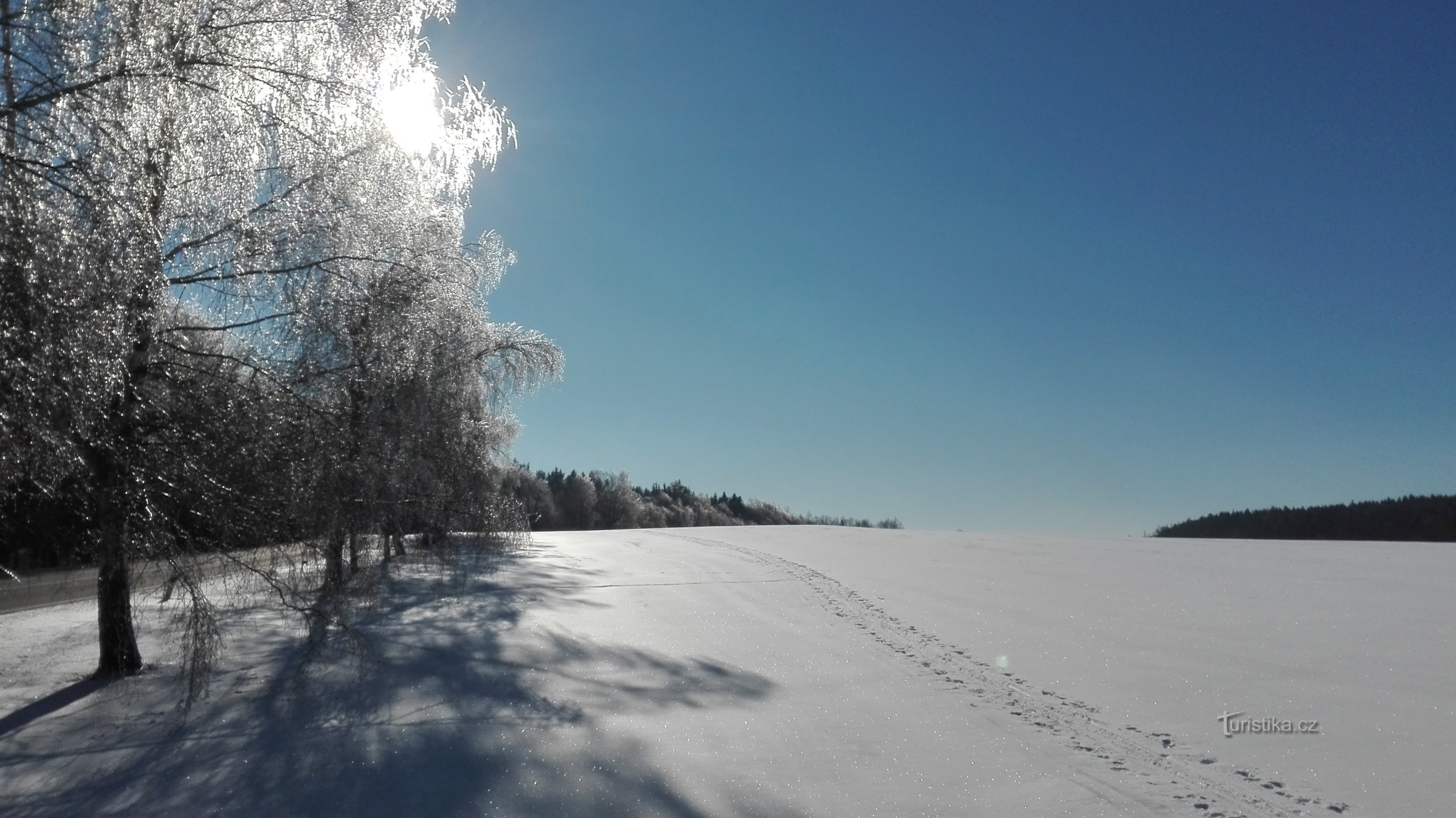 Winterliches Hochland auf Langlaufskiern - Langlaufloipe in Rozkoša.