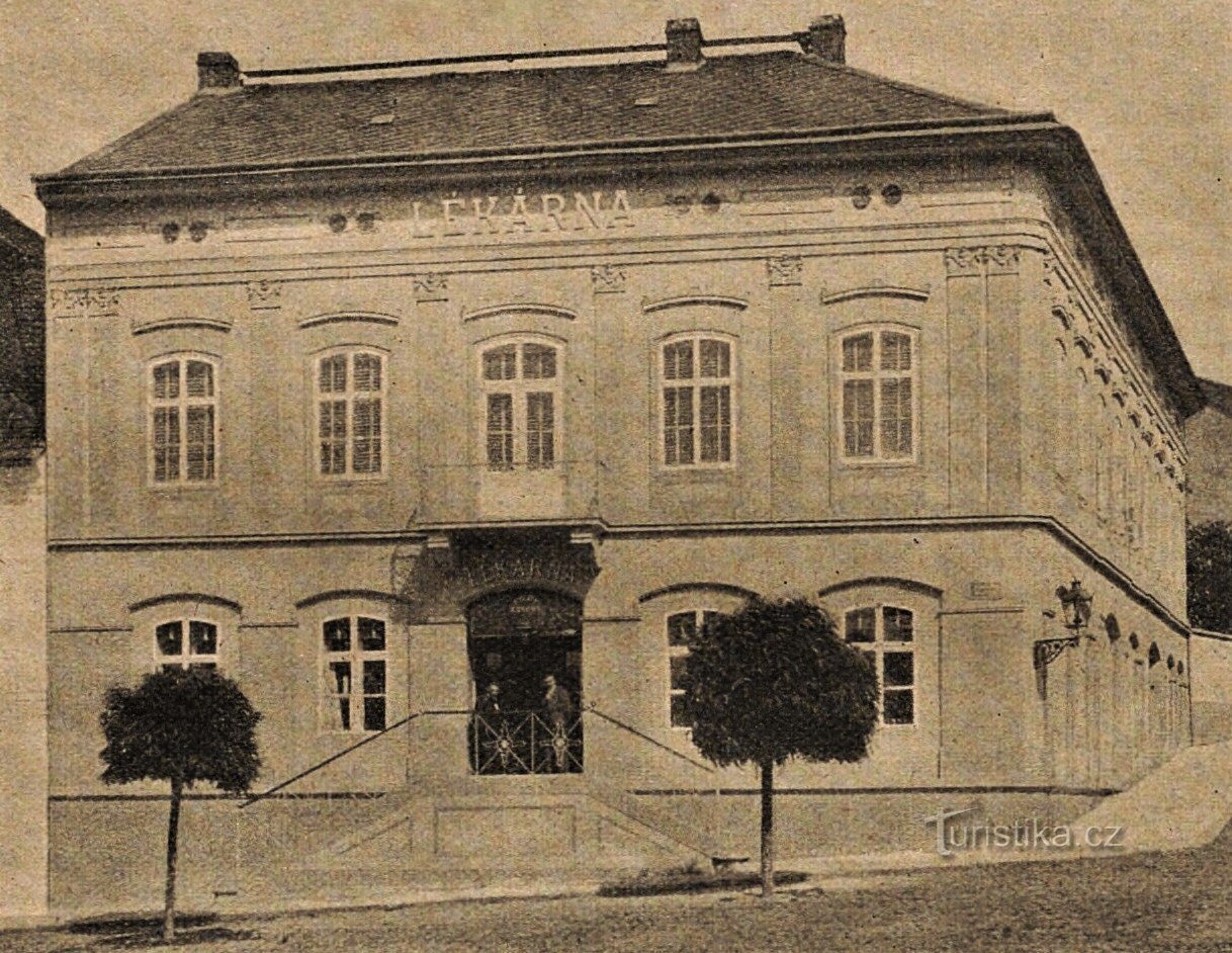 La farmacia di Zinke a Roudnice nad Labem nel 1899