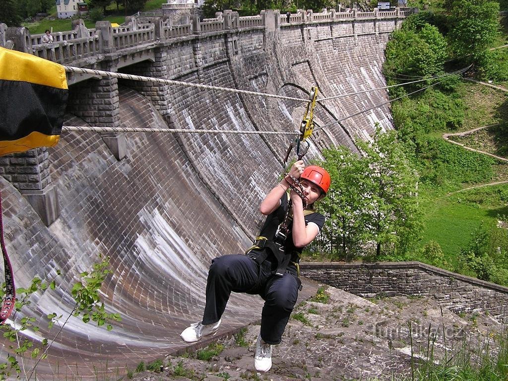 Zip line ovanför Elbe dam_photo: Yellow Point