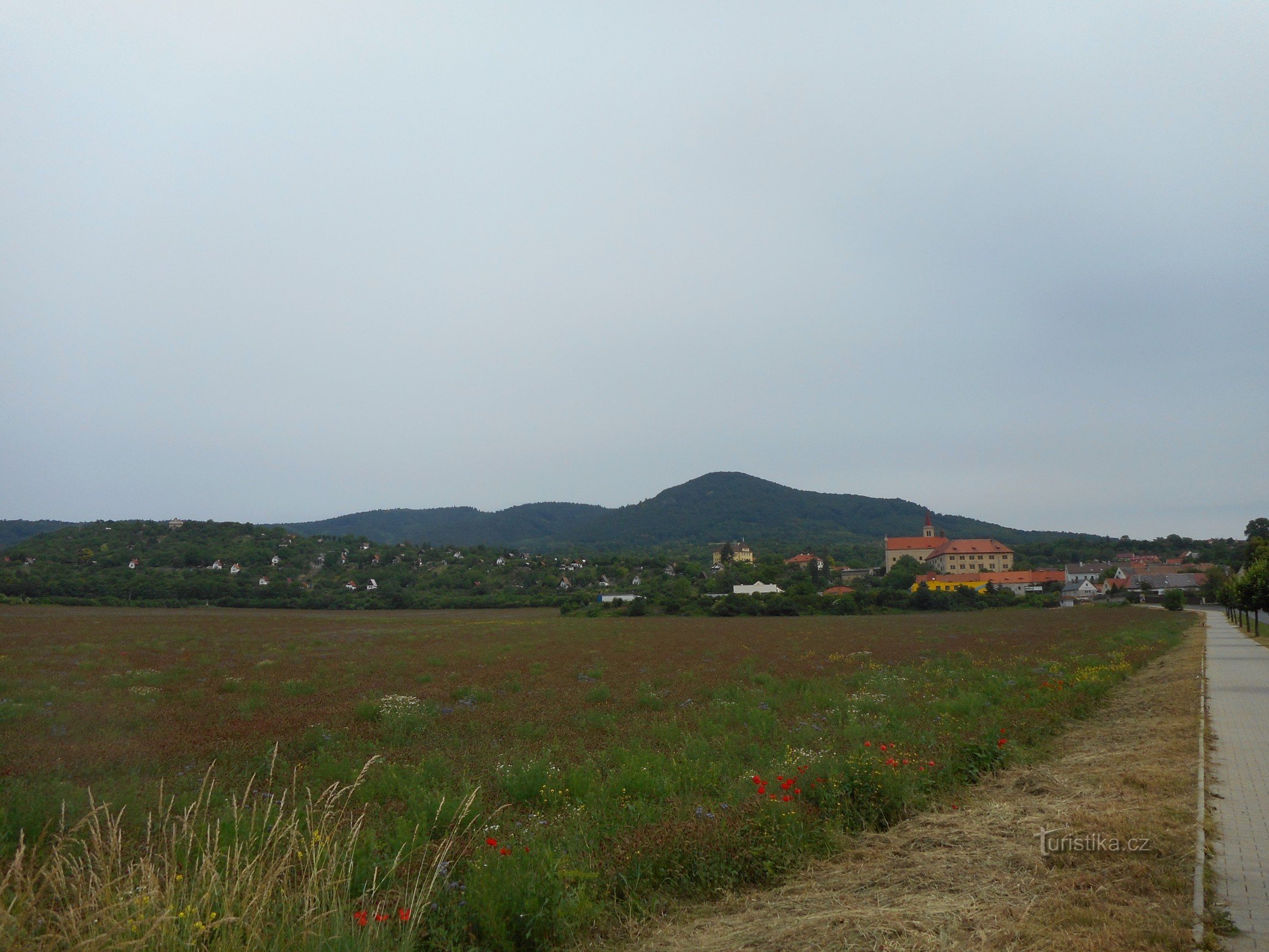 Žitenice en daarboven Dlouhý vrch (links op de achtergrond) en Křížová hora.