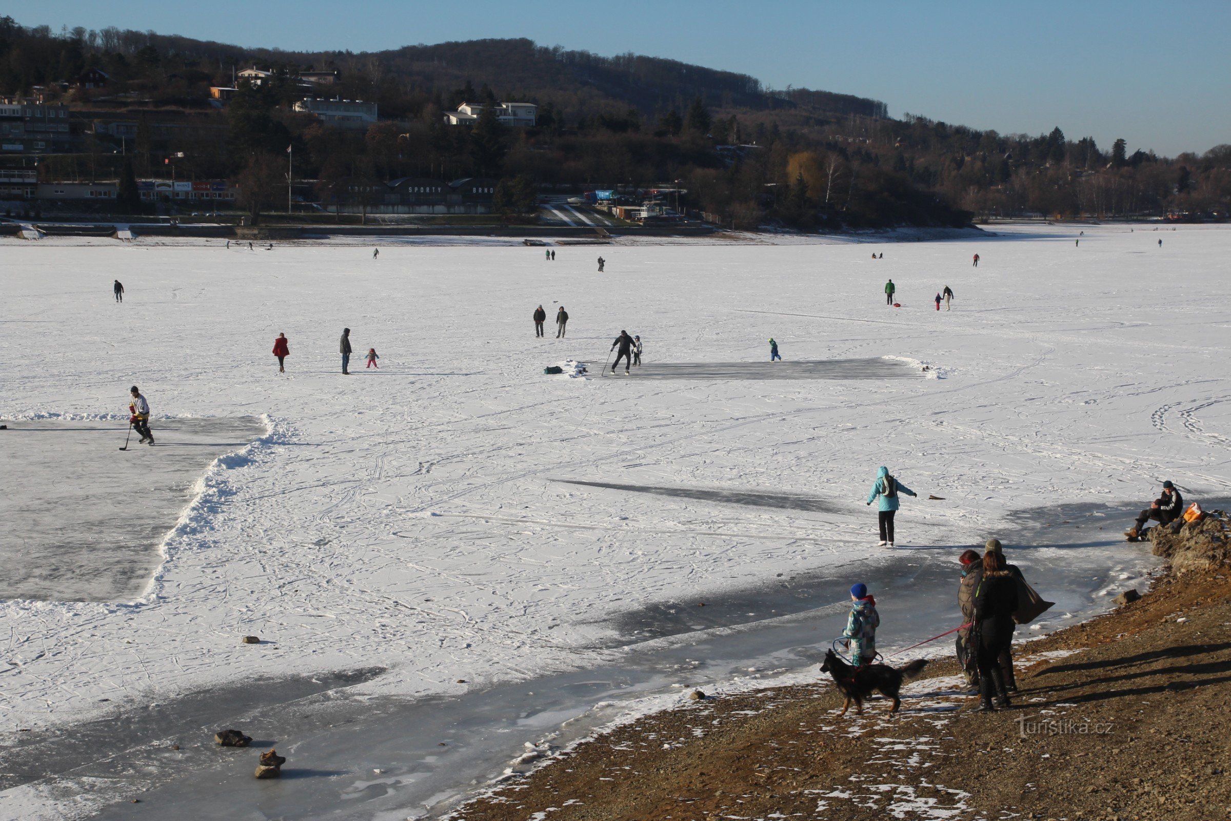 Het leven op de bevroren Brno Dam