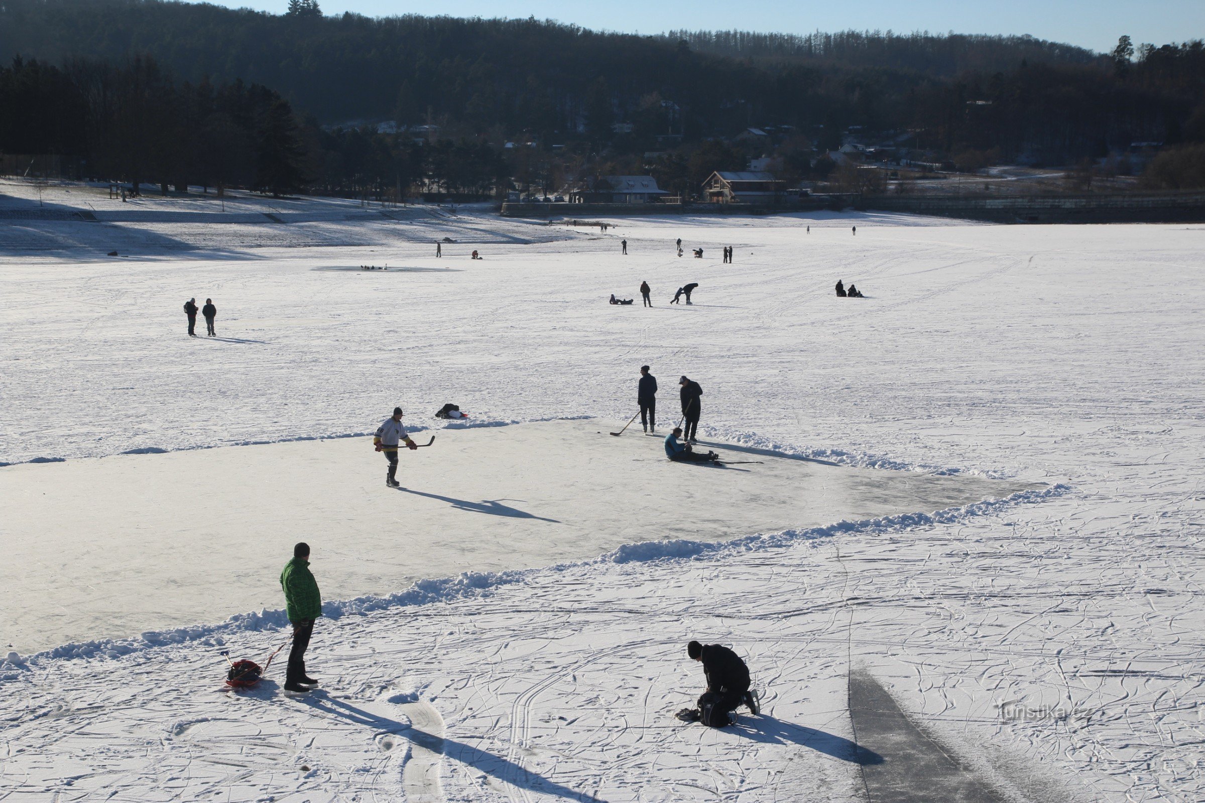 Het leven op de bevroren Brno Dam