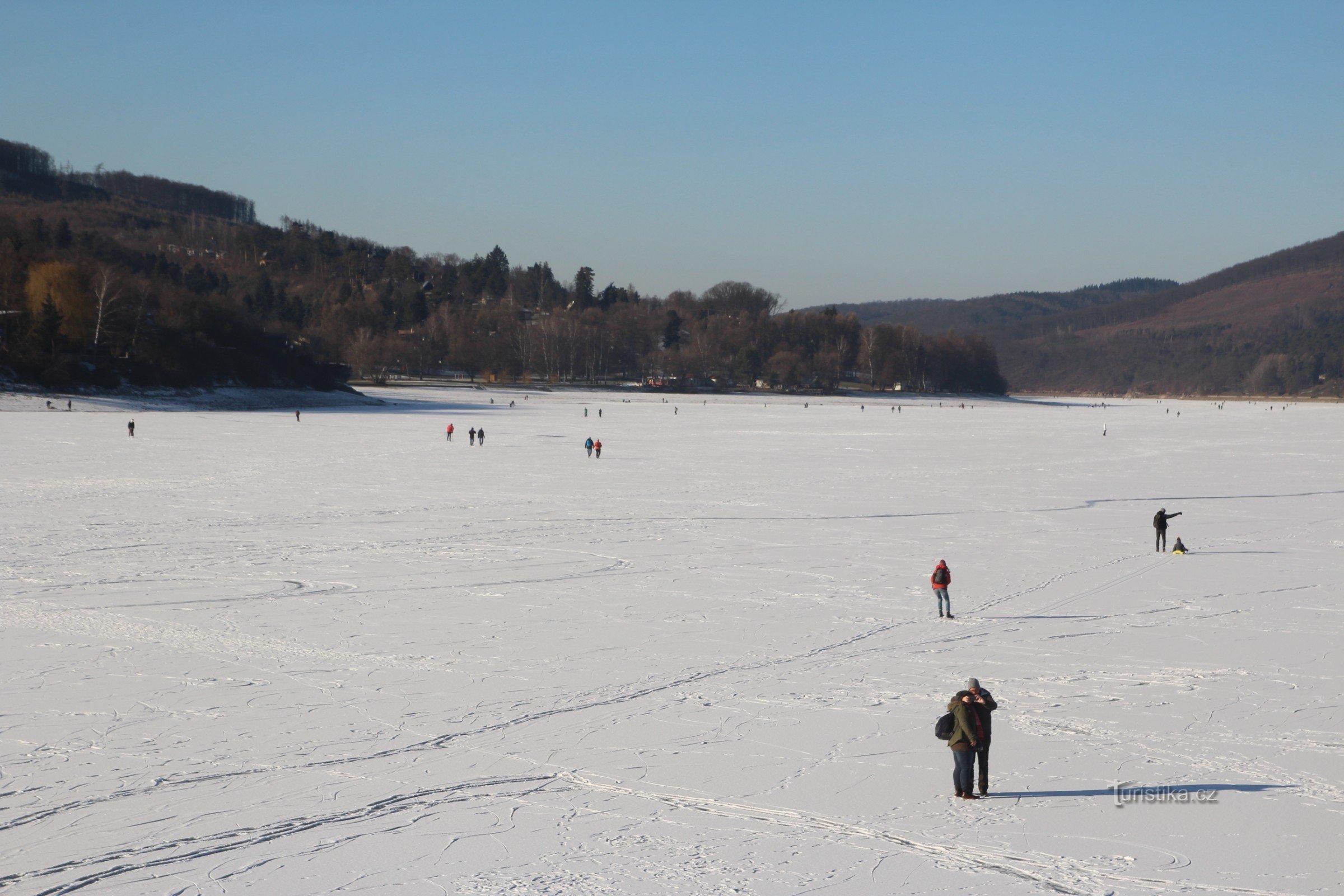 Het leven op de bevroren Brno Dam