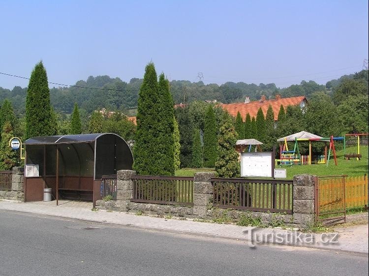 Životice: Arrêt de bus, en arrière-plan la zone du jardin d'enfants local