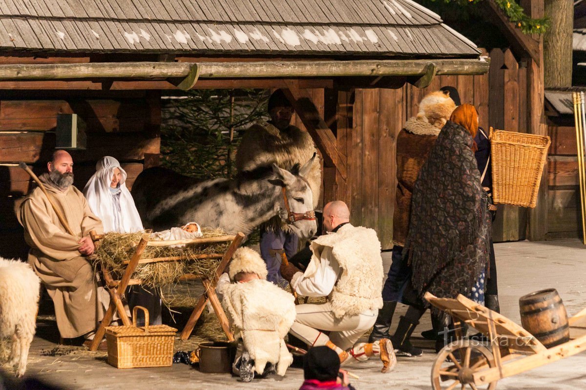 En levande julkrubba i ett friluftsmuseum