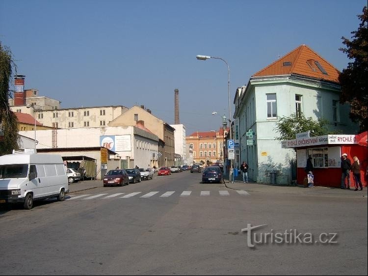 Žižkova utca: kilátás a Žižkova utcára a Komenské náměstí-n