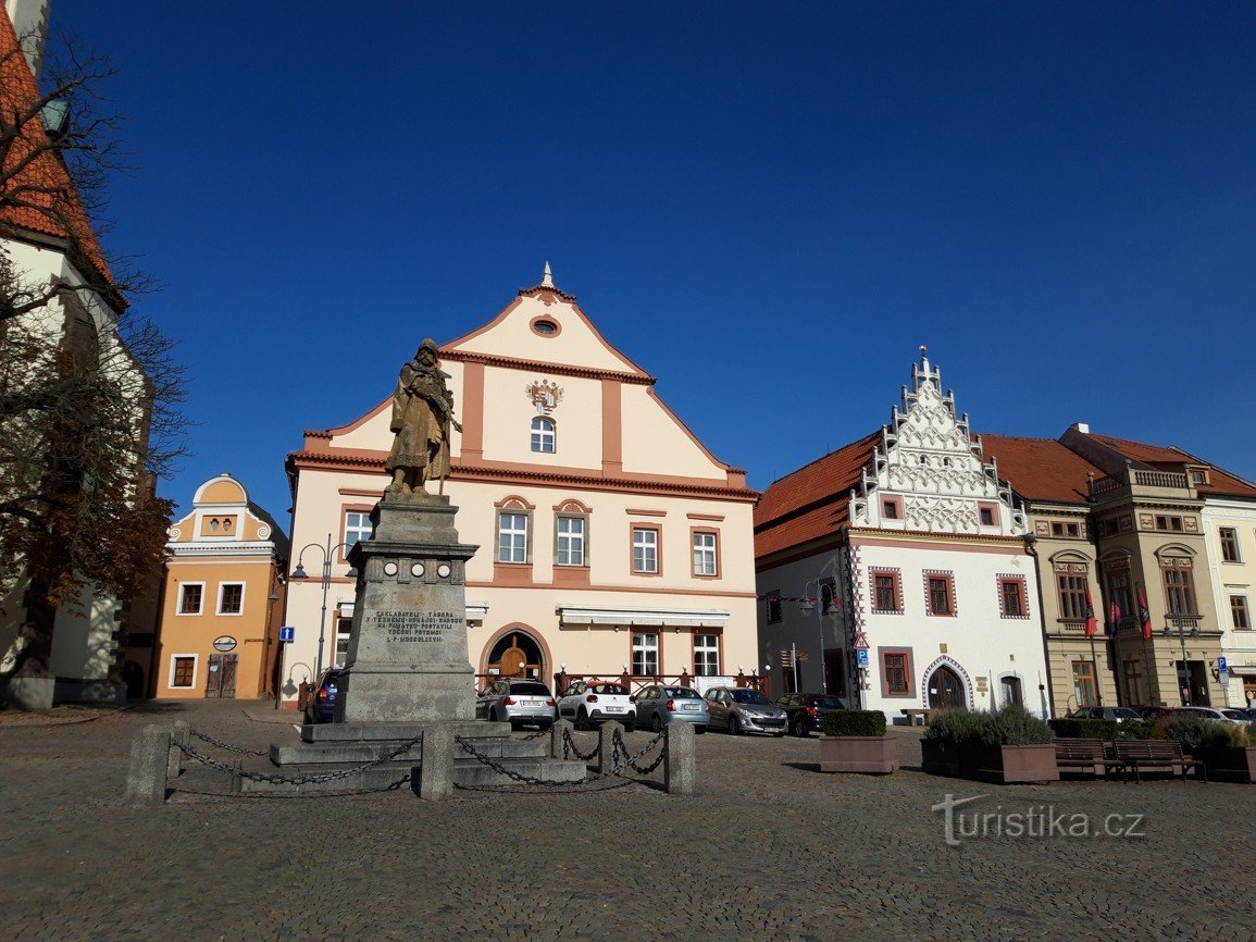 Place Žižka et le monument à Jan Žižka dans la ville de Tábor