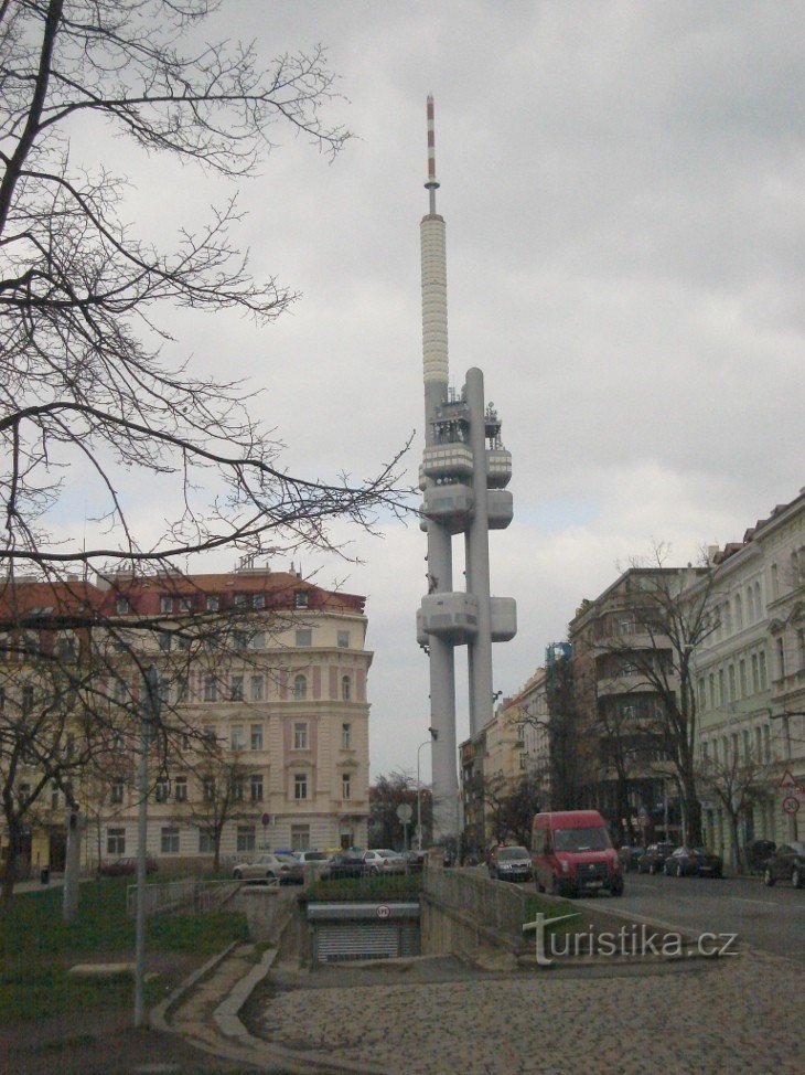 Žižkov-tornet från Jiřího z Poděbrady-torget