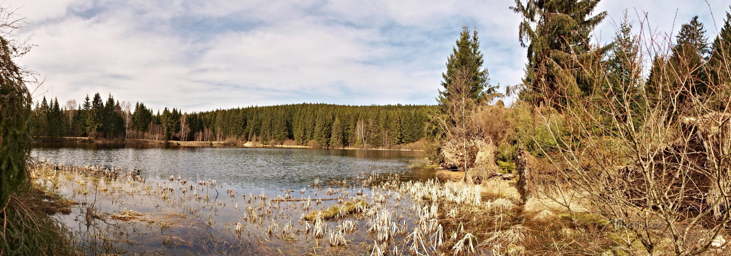 Zlatá Ktiš 2018 nach dem Wüten des Sturms, als nach dem Frühling die Fichten unter dem Damm entwurzelt wurden,