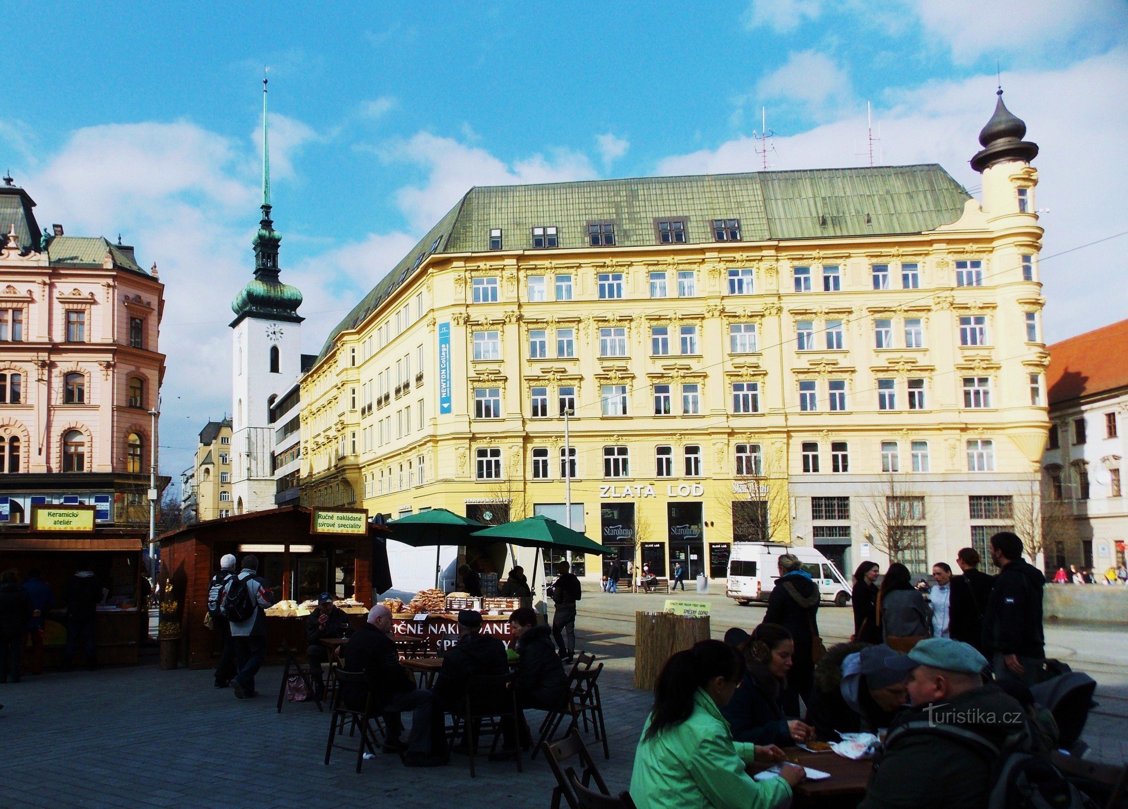 Con tàu vàng trên Quảng trường Tự do ở Brno