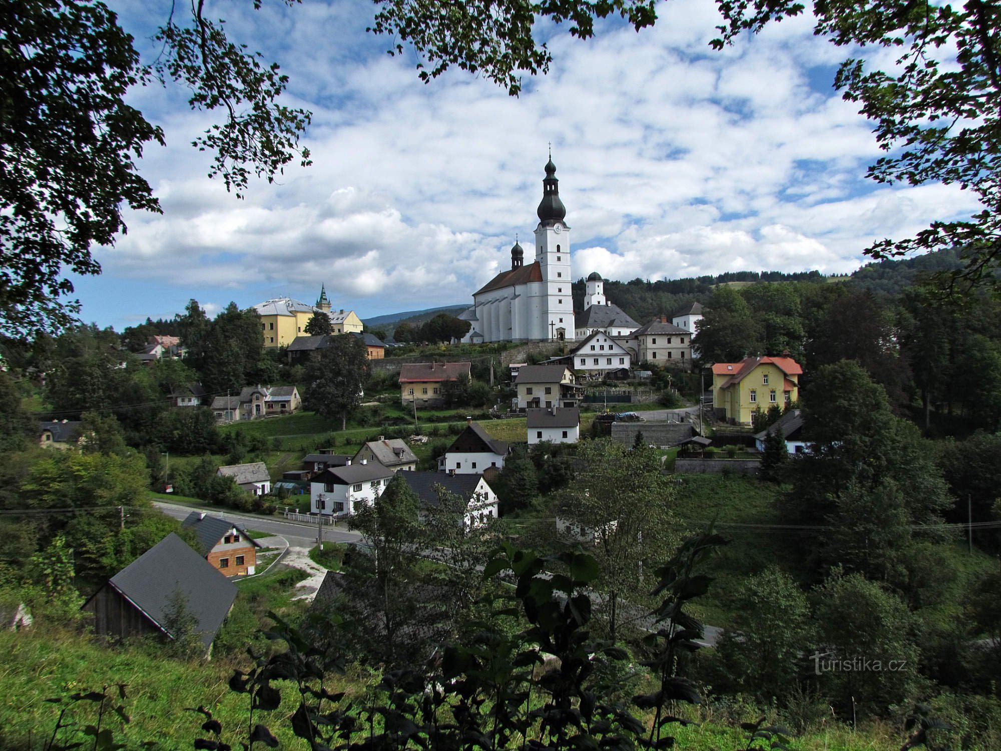 GOLDEN MOUNTAINS 2020 - 10. Walk through the town of Branná