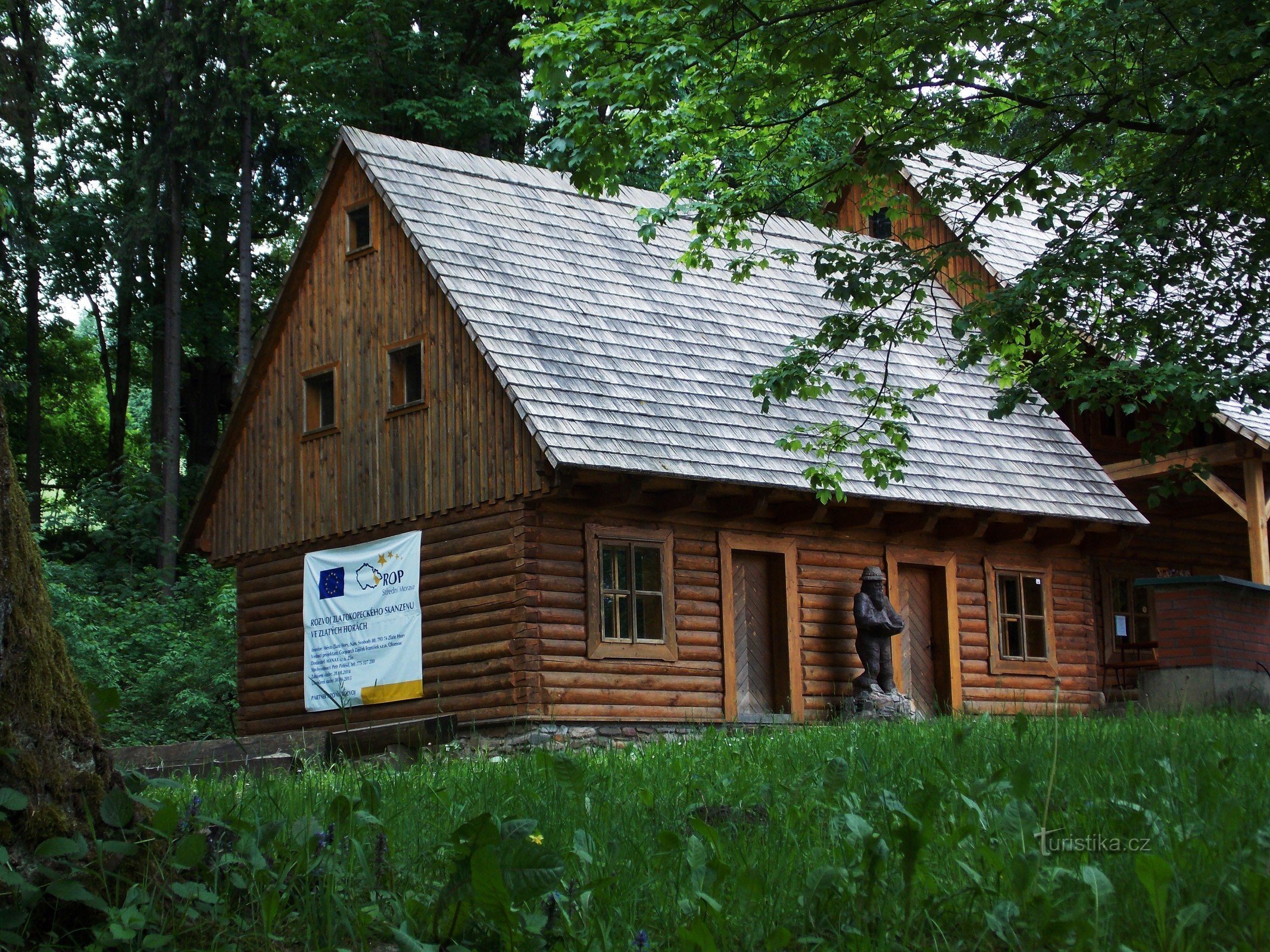 Capanne di legno per l'estrazione dell'oro vicino a Zlaté Hory