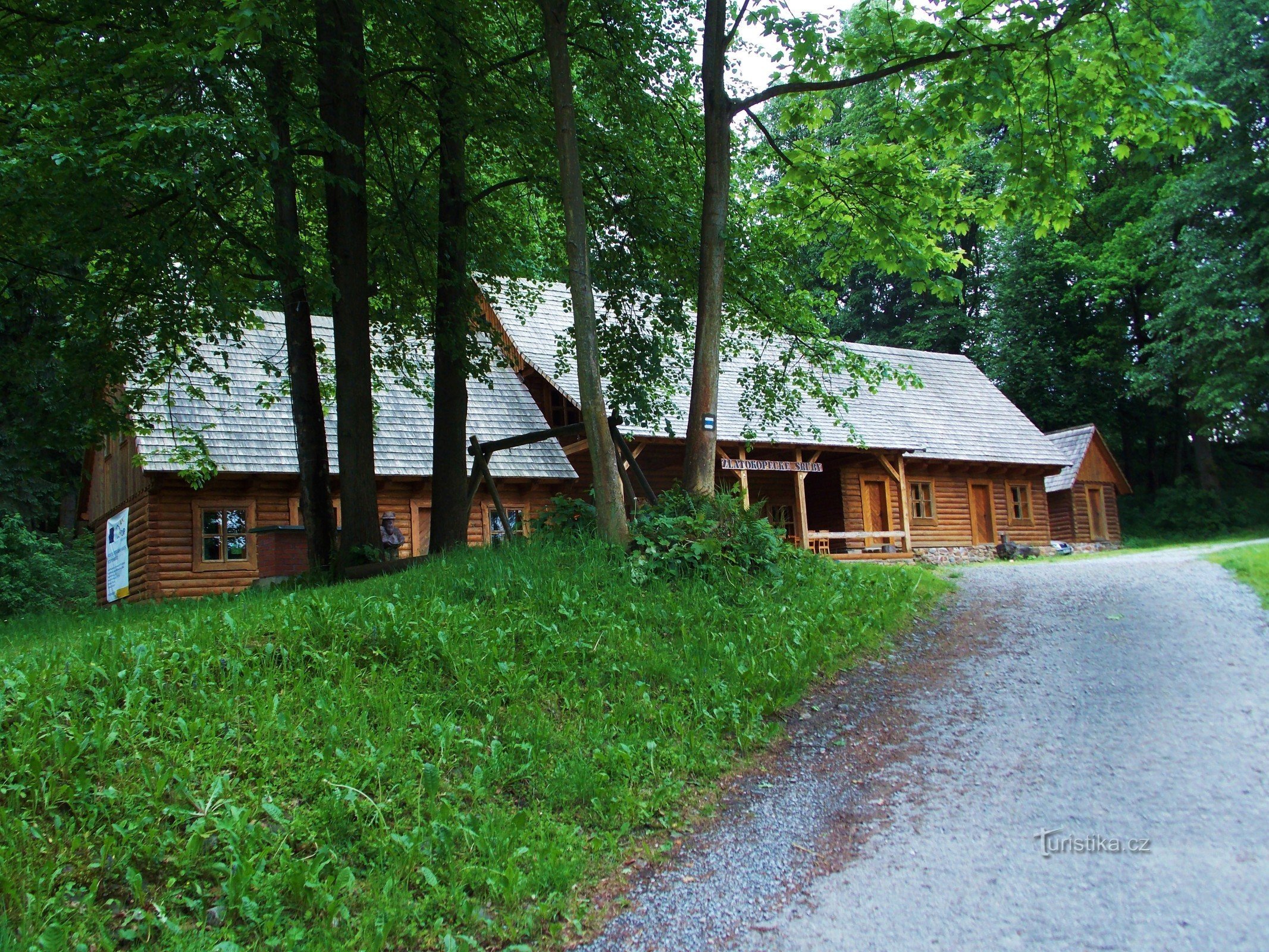 Capanne di legno per l'estrazione dell'oro vicino a Zlaté Hory