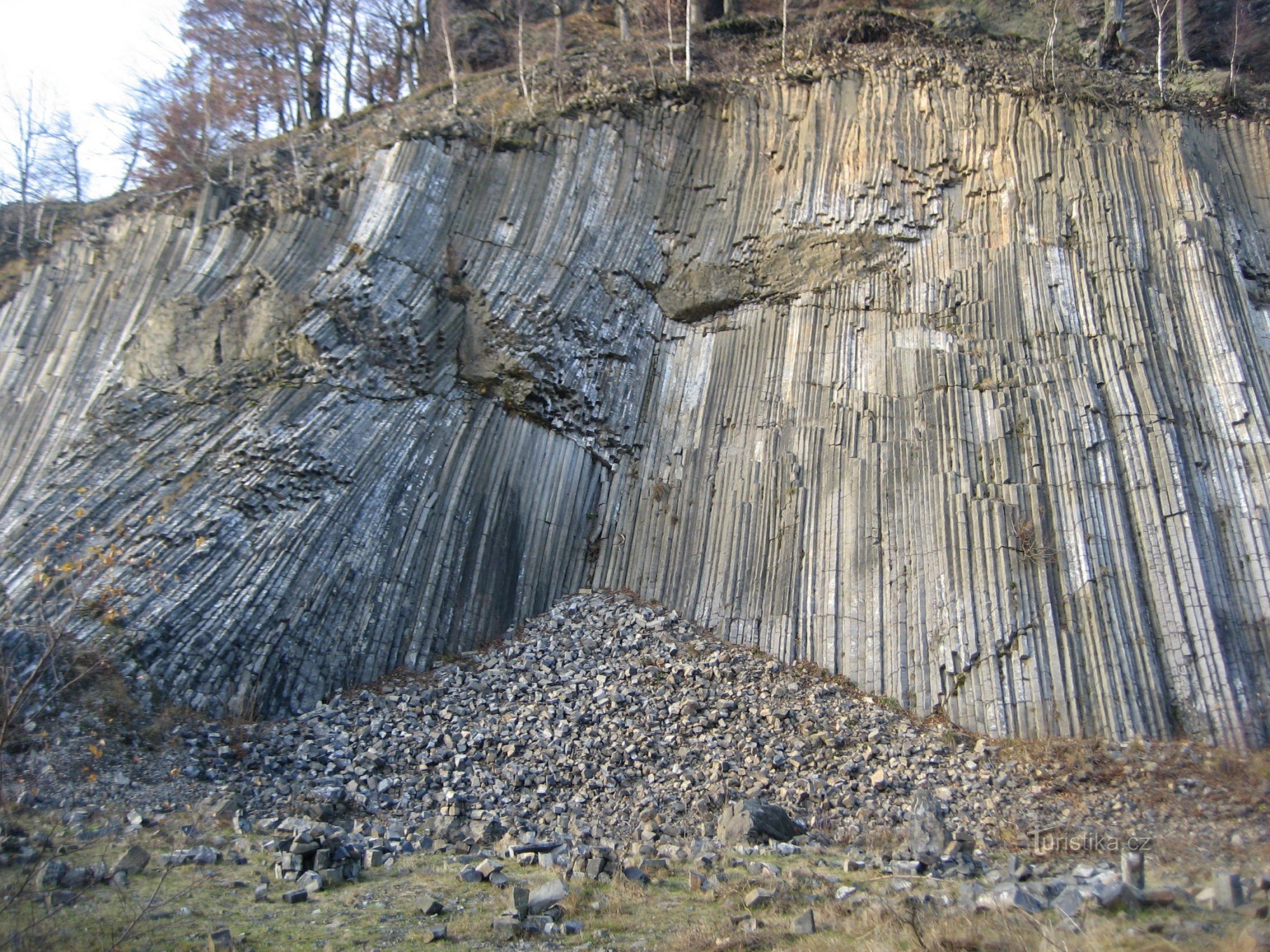 Colline dorée et orgue de basalte