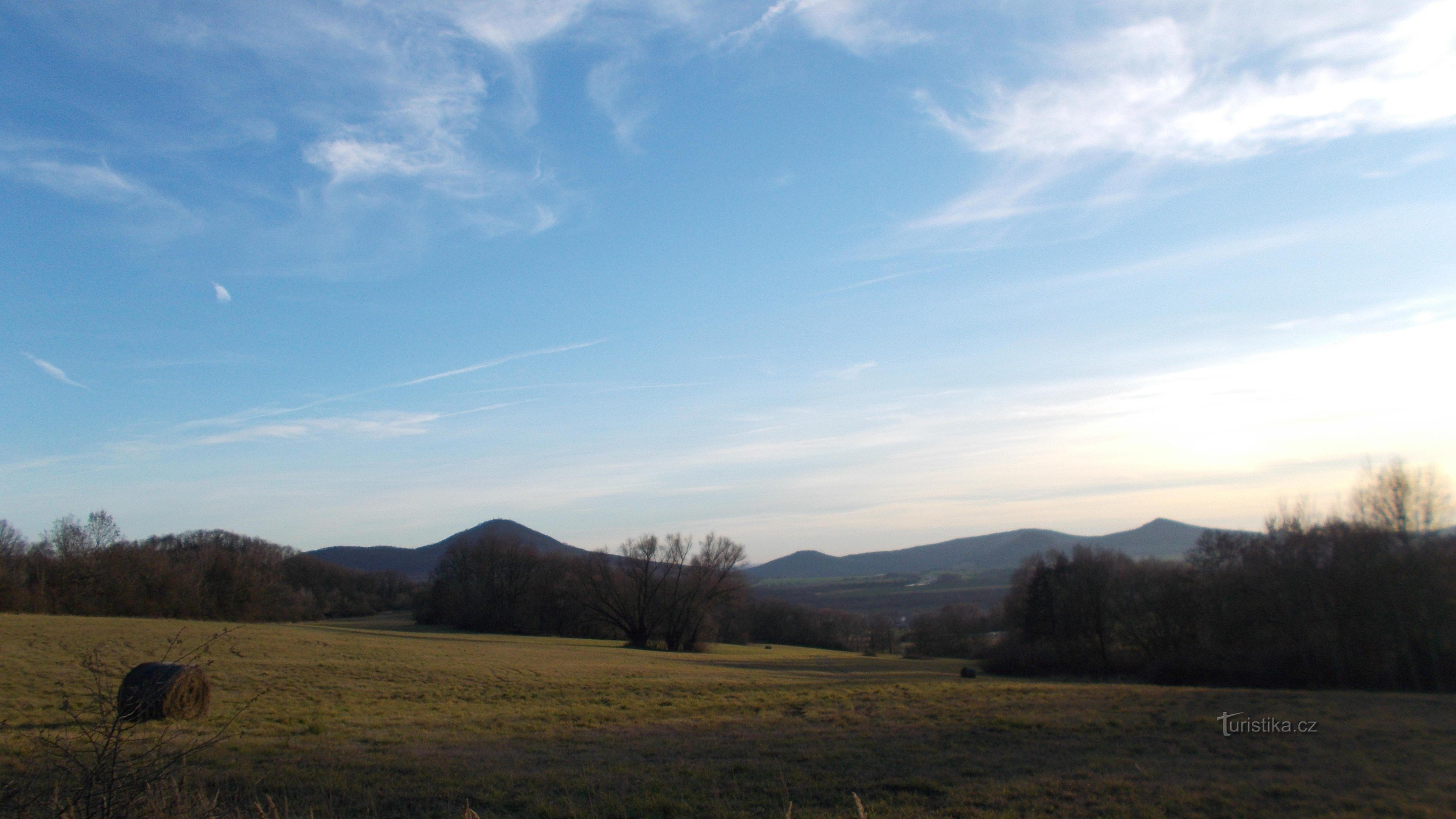 Von links Lovoš, Ovčín, Jezerka und Sutomský vrch.