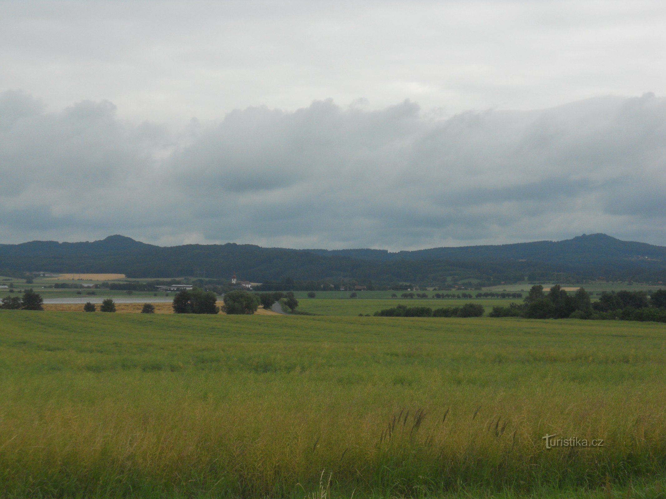 Links ist der kleinere Bradlec und rechts Kumburk. Fotografiert von Úlibice.