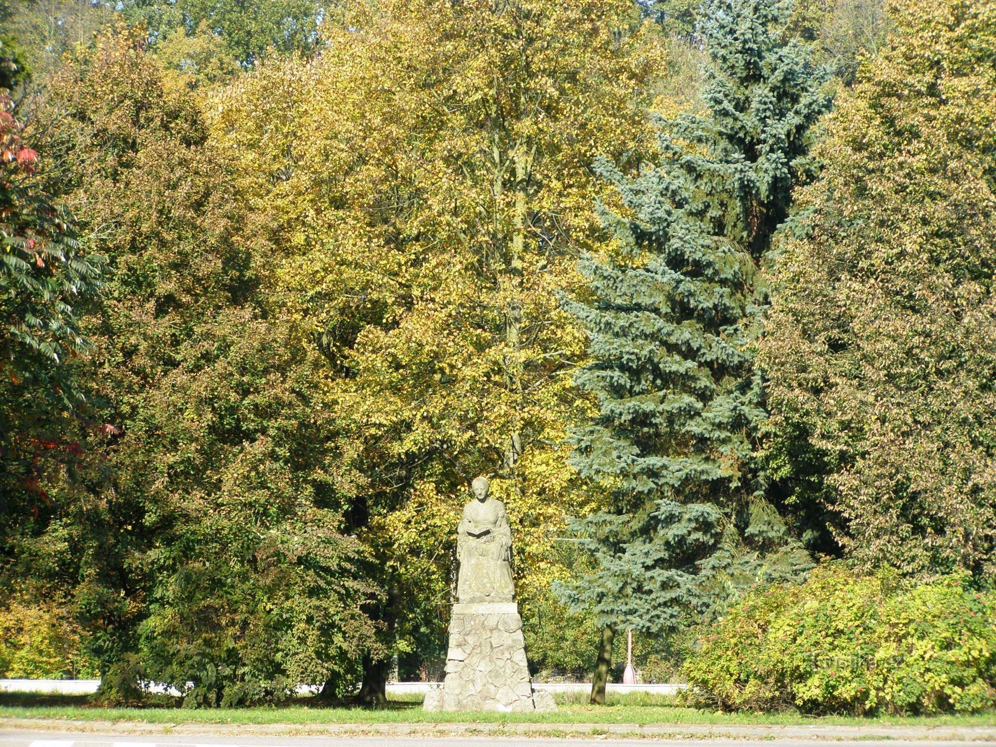 Zlíč - đài tưởng niệm Božena Němcová