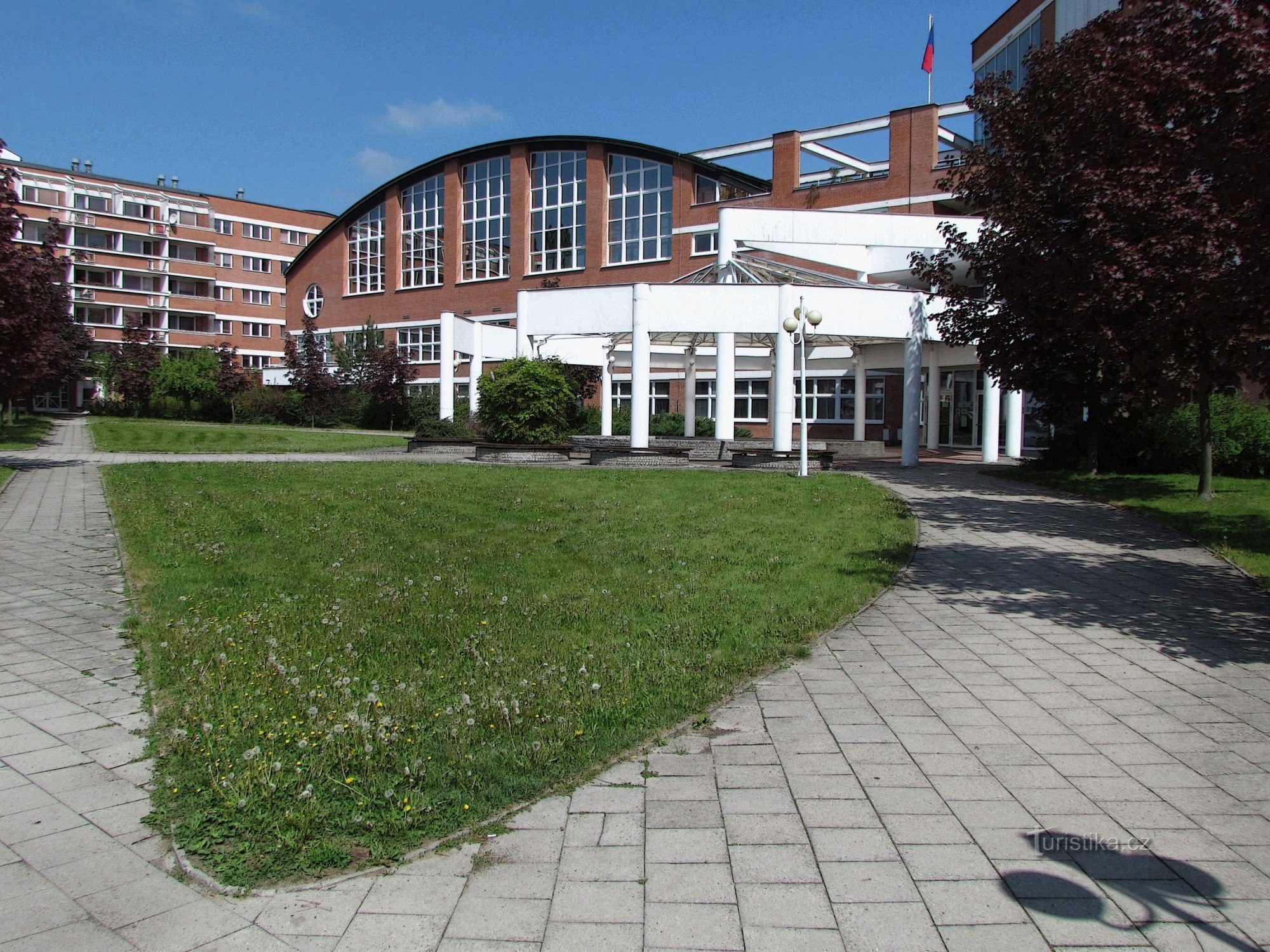 Zlín - Gymnasium och högre hälsoskola + hem för äldre