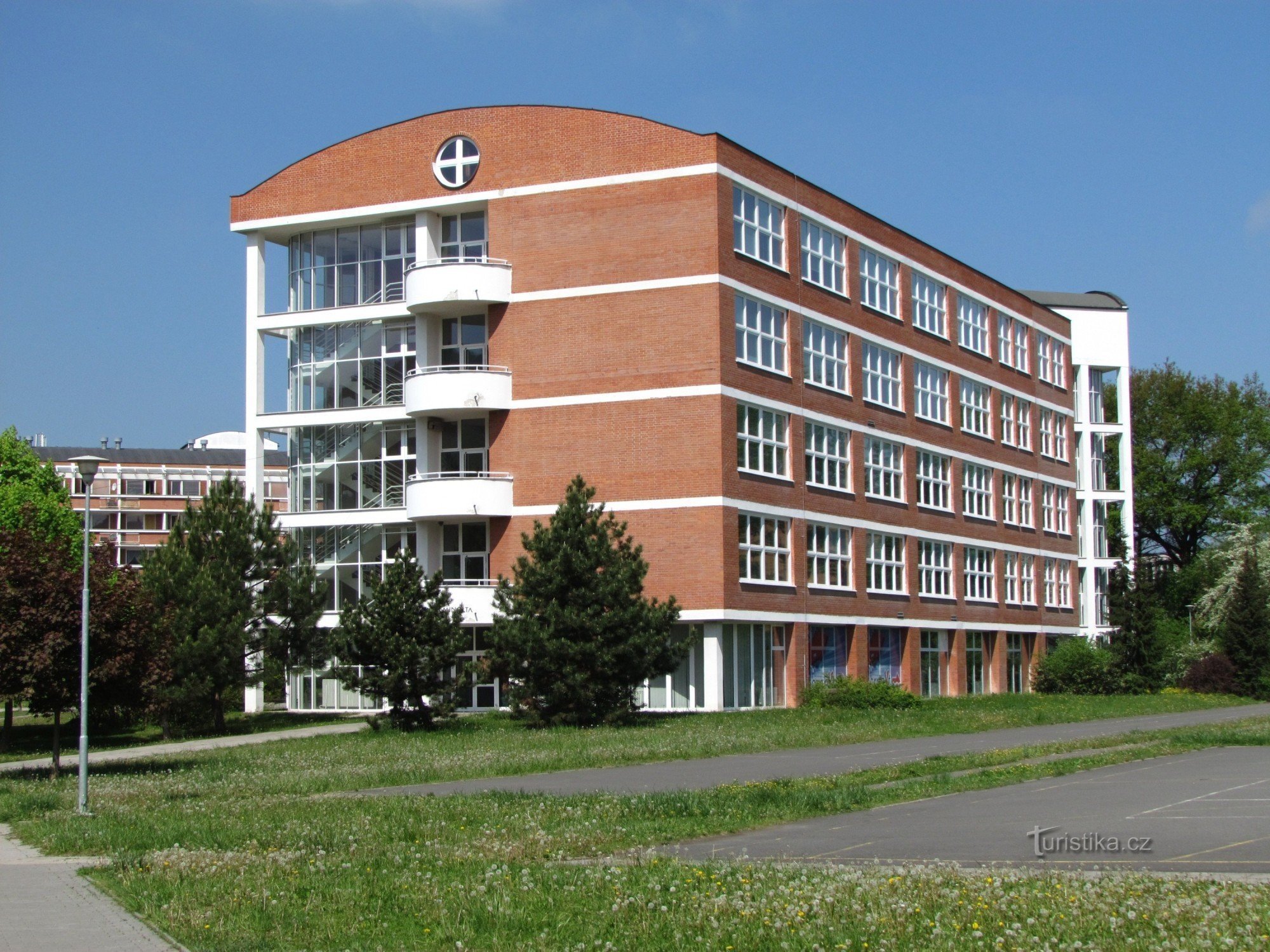Zlín - Keski- ja korkeakouluterveyskoulu + vanhusten koti