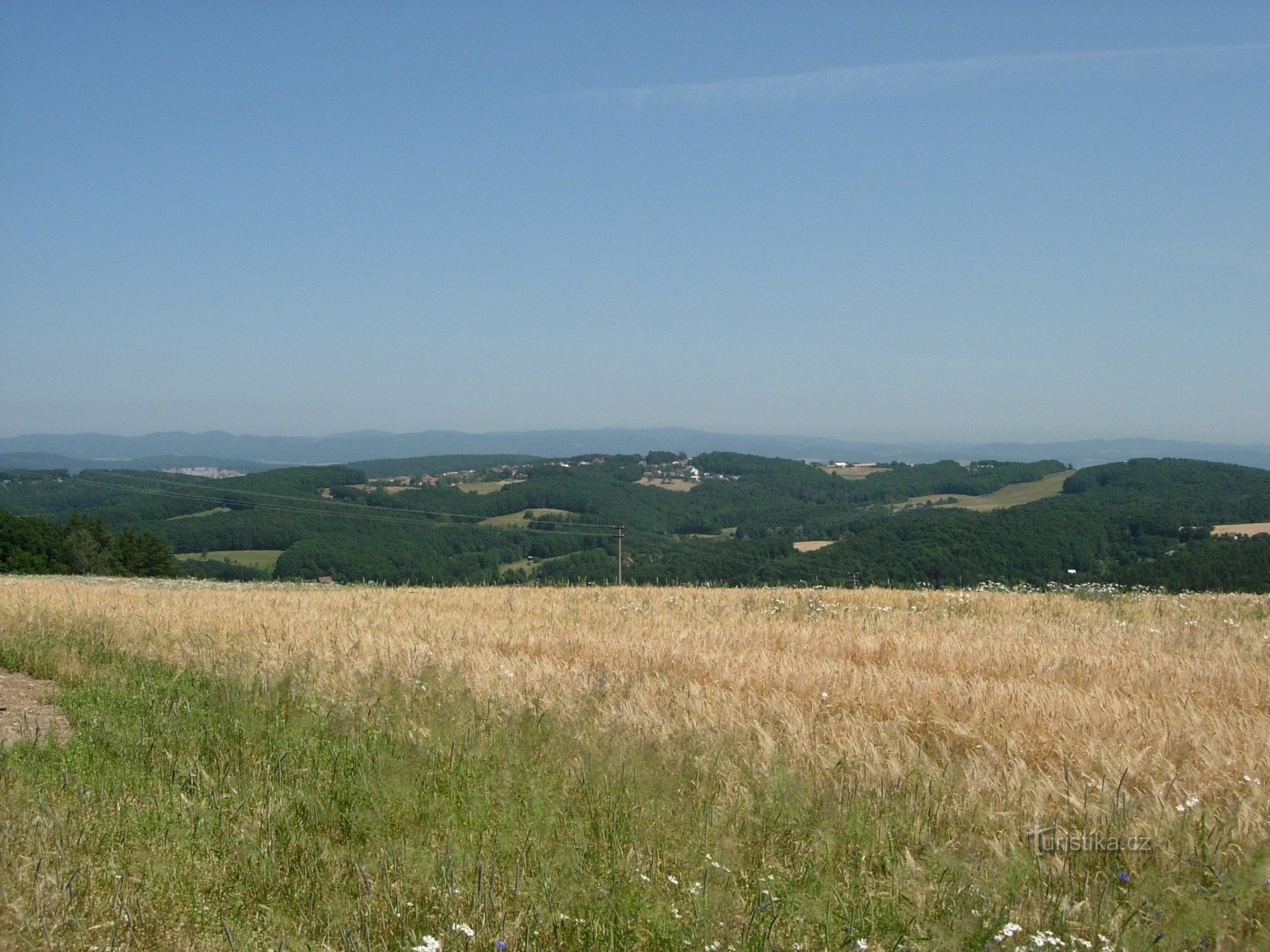 Das Zlíner Hügelland mit Kudlov, hinter den Hostýnské-Hügeln, links die Siedlung Zlína