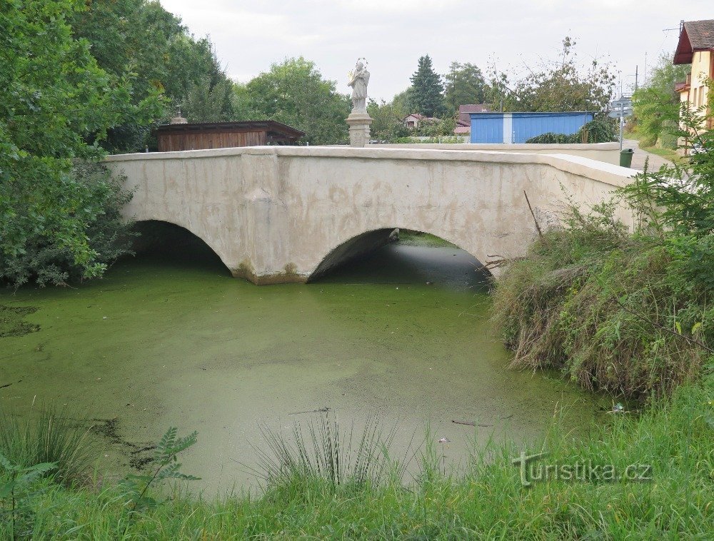 Zliv (in de buurt van České Budějovice) - een stenen brug met een standbeeld van St. Jan Nepomuck