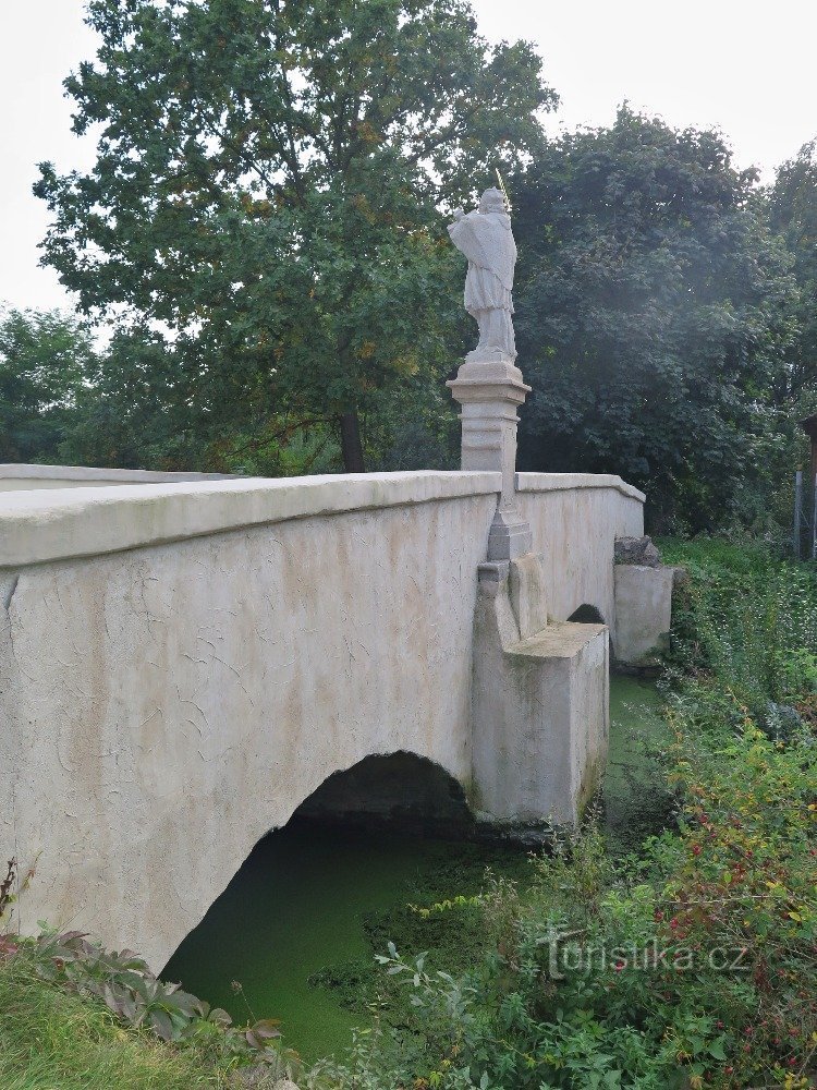 Zliv (vicino a České Budějovice) – un ponte di pietra con una statua di S. Jan Nepomucký