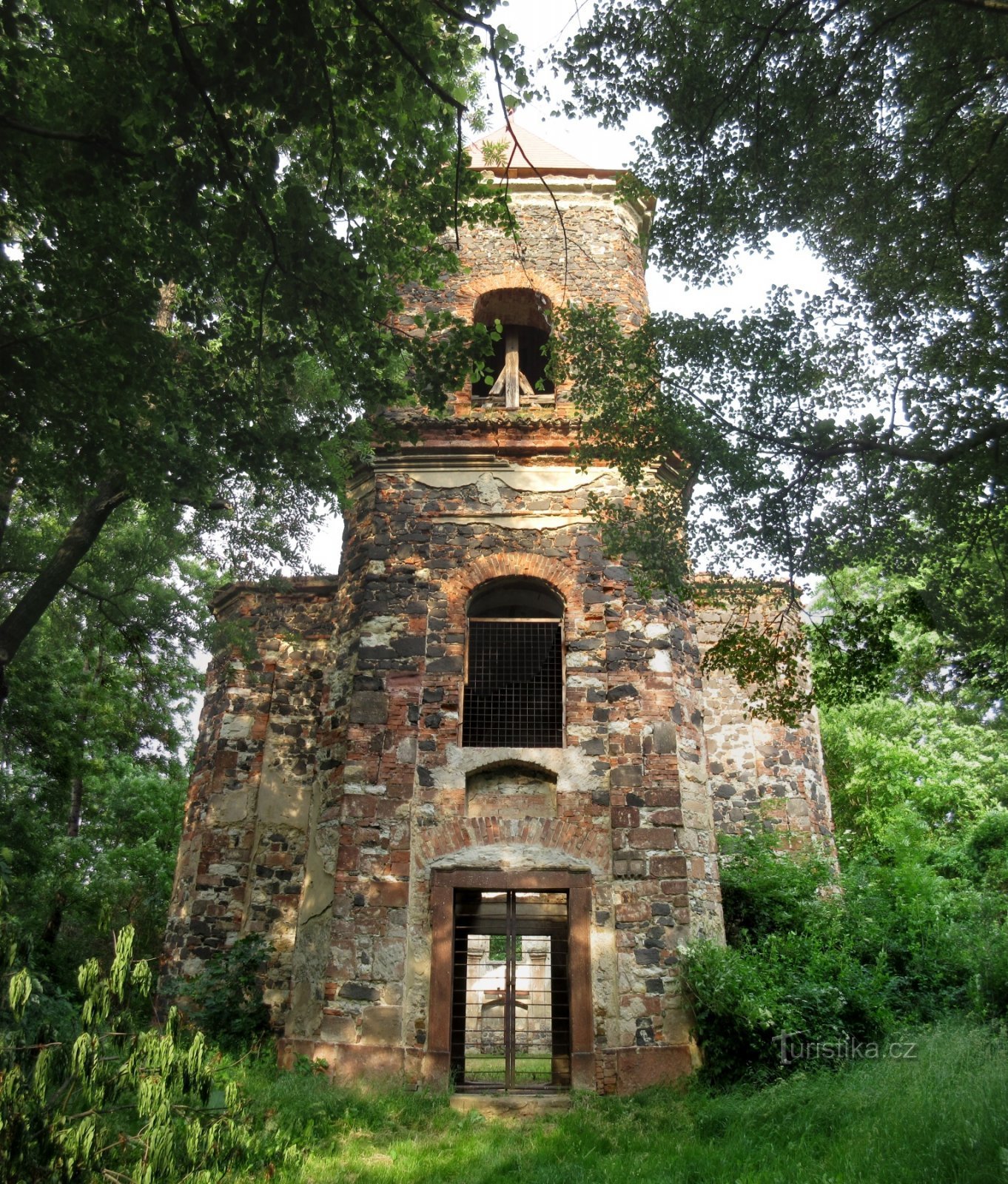 Zlovědice - ruínas da igreja de St. Michael