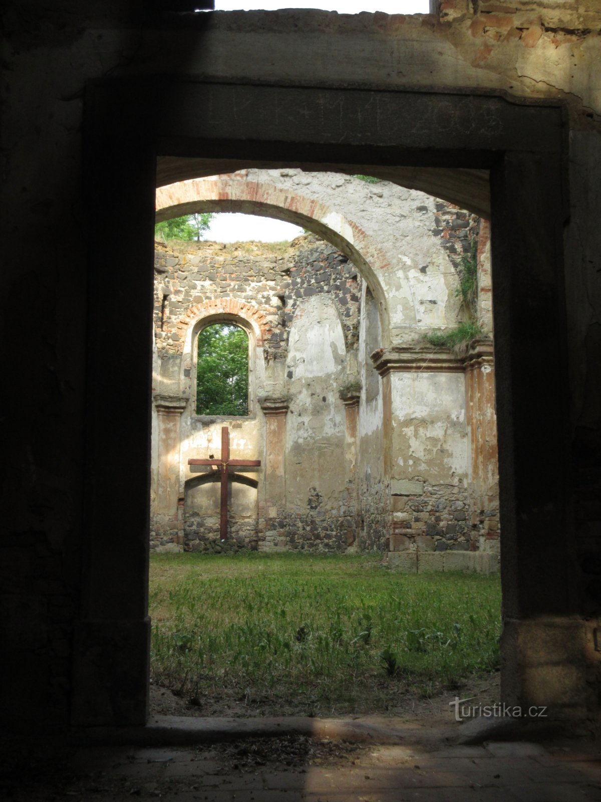 Zlovědice - 圣约翰教堂的废墟。 迈克尔