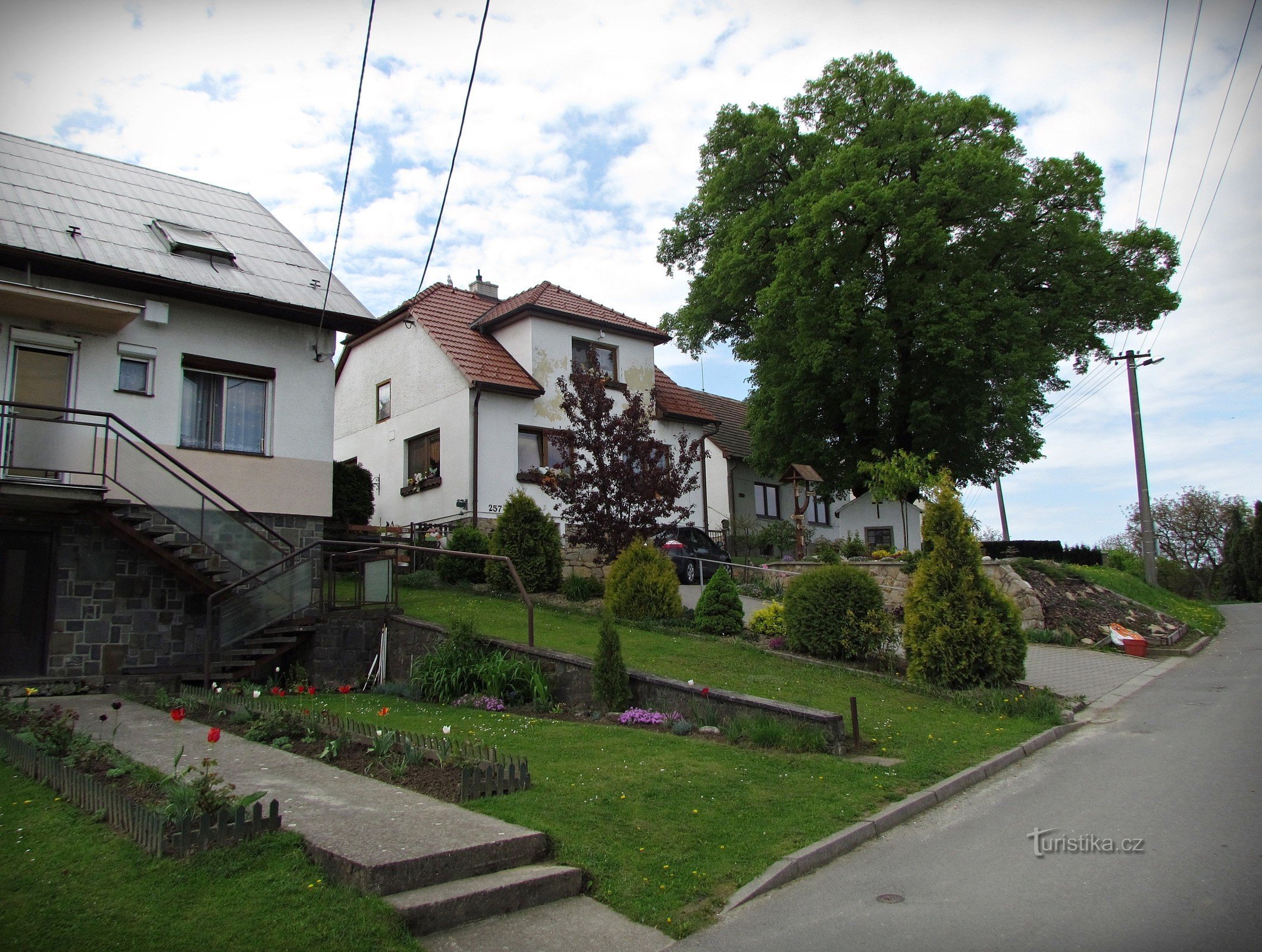 Žlutava - 小教堂附近的童话路标