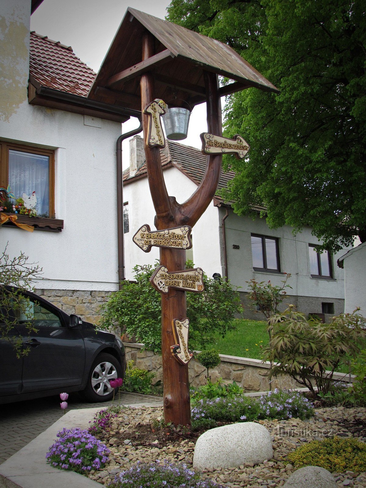 Žlutava - märchenhafter Wegweiser bei der Kapelle