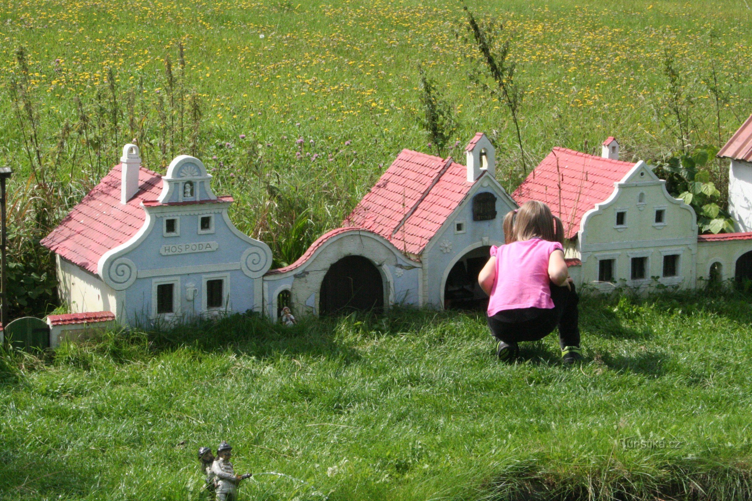 Zmenšená vesnička Plešovice