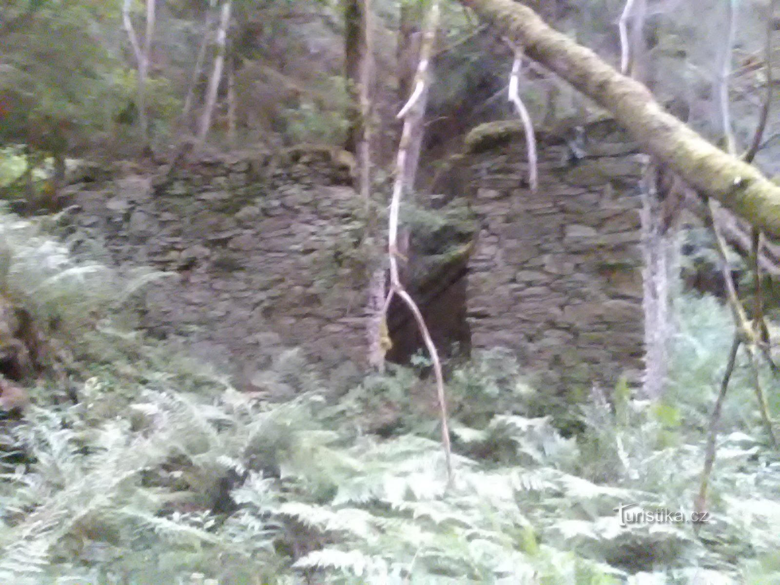 Verdwenen Šumava Het eerste gebouw gevonden ca. 300 m boven Harantový mýn