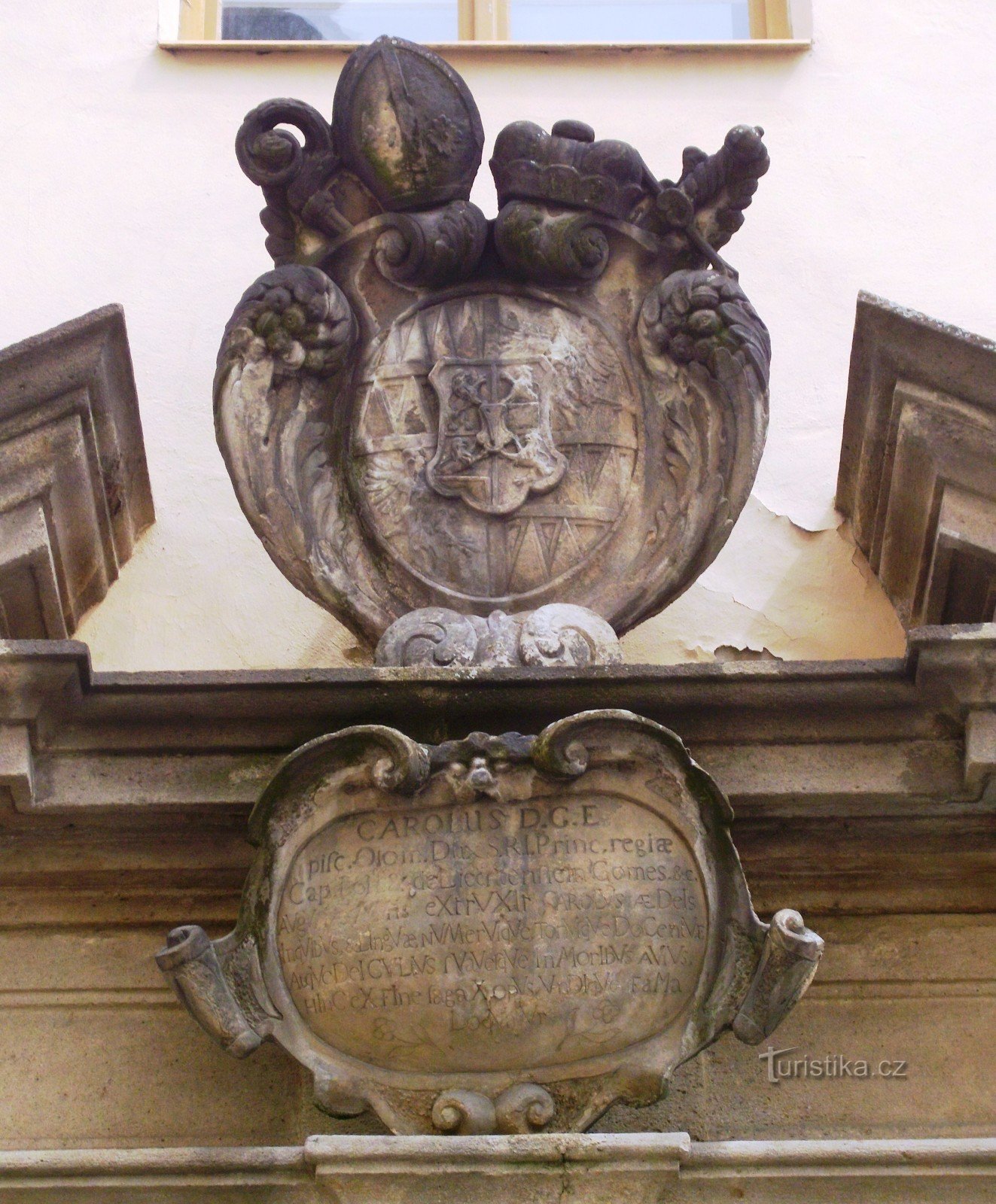 Wappen des Bischofs von Liechtenstein und eine Kartusche mit lateinischer Inschrift