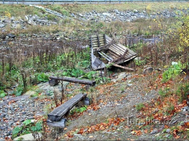 Den förstörda baldakinen över brunnen