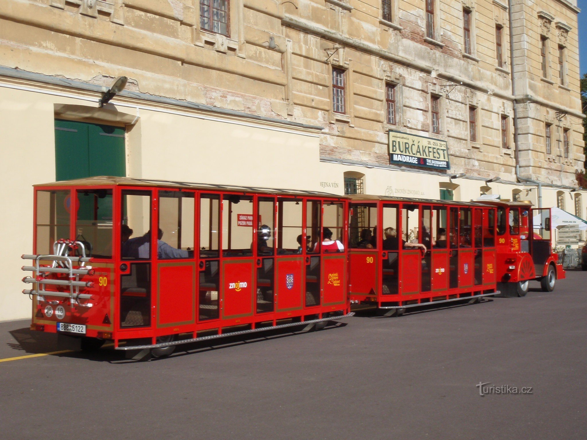 το τρένο Znojmo στο μοναστήρι Loucký κατά τη διάρκεια του Burčákfest