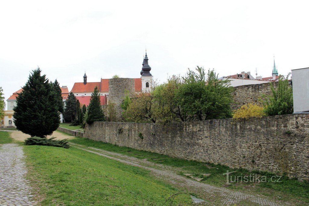 Znojmo, stadsmuren och Korsfyndskyrkan