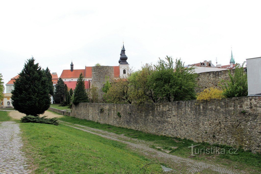 Znojmo, les remparts de la ville et l'église de la découverte de la croix