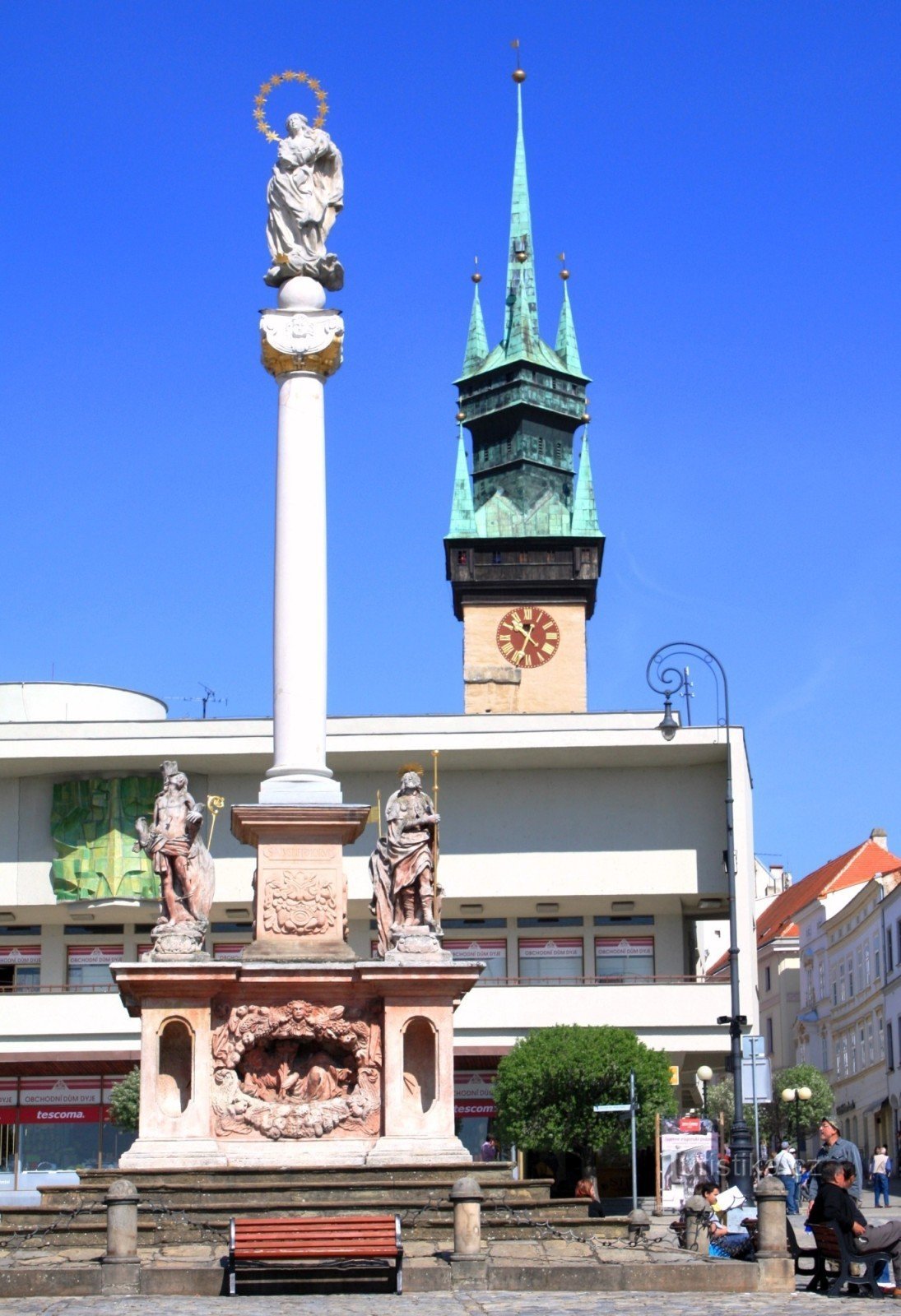 Znojmo - cột bệnh dịch với tháp của Tòa thị chính cổ