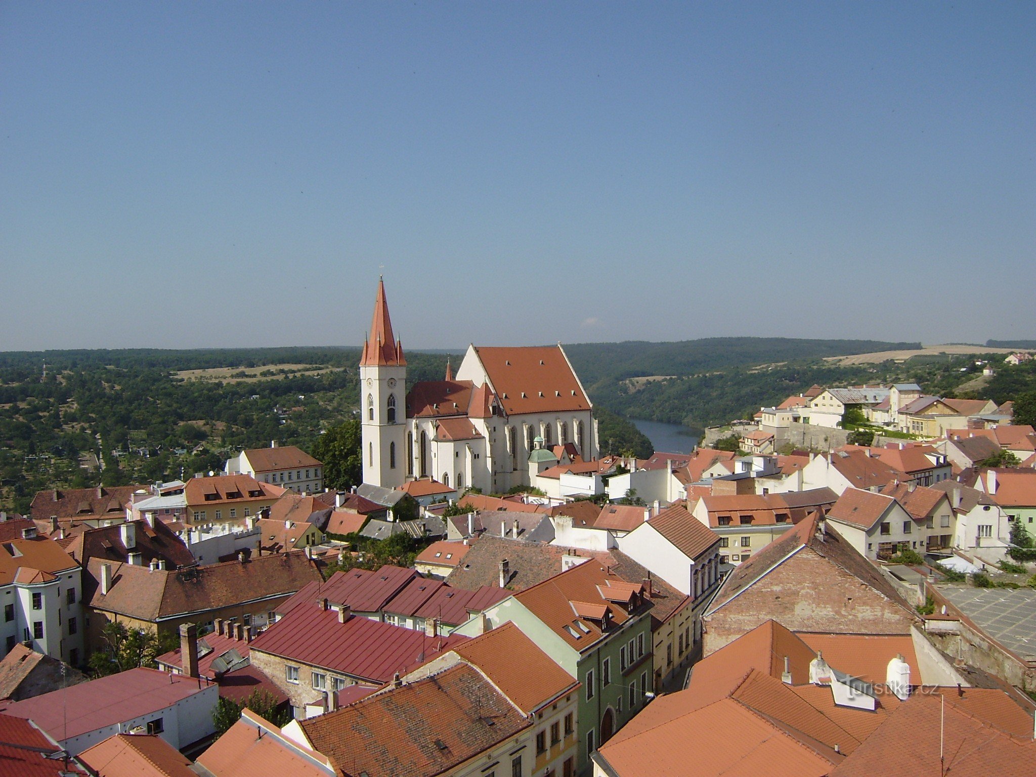 Znojmo - pohled z radniční věže na Z (uprostřed kostel svMikuláše)