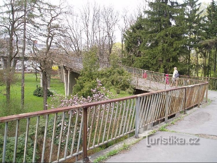 The renewed footbridge in Smetana Sady