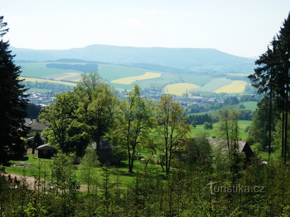 Wenn wir vom Aufstieg zurückblicken, liegt unter uns die Siedlung Ostaš, in der Ferne die Stadt Police nad Metují