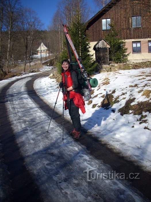 Först måste du bära skidorna på ryggen