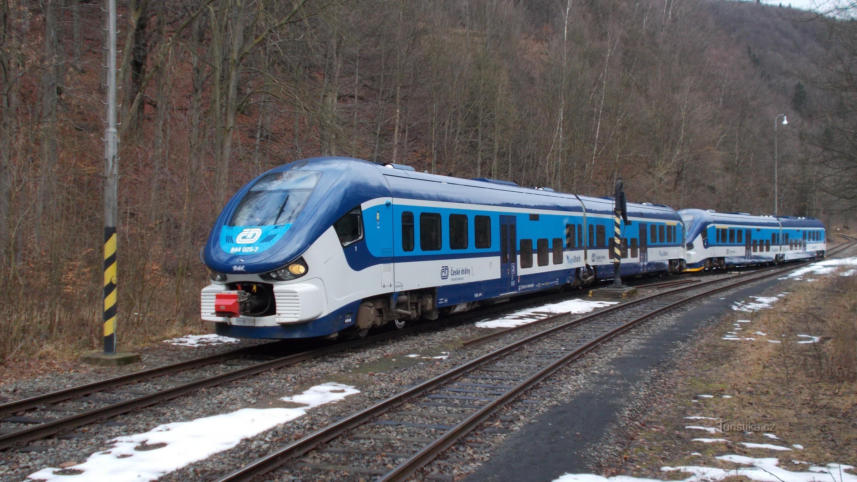 Ett par hajar på udden Dubí järnvägsstation.