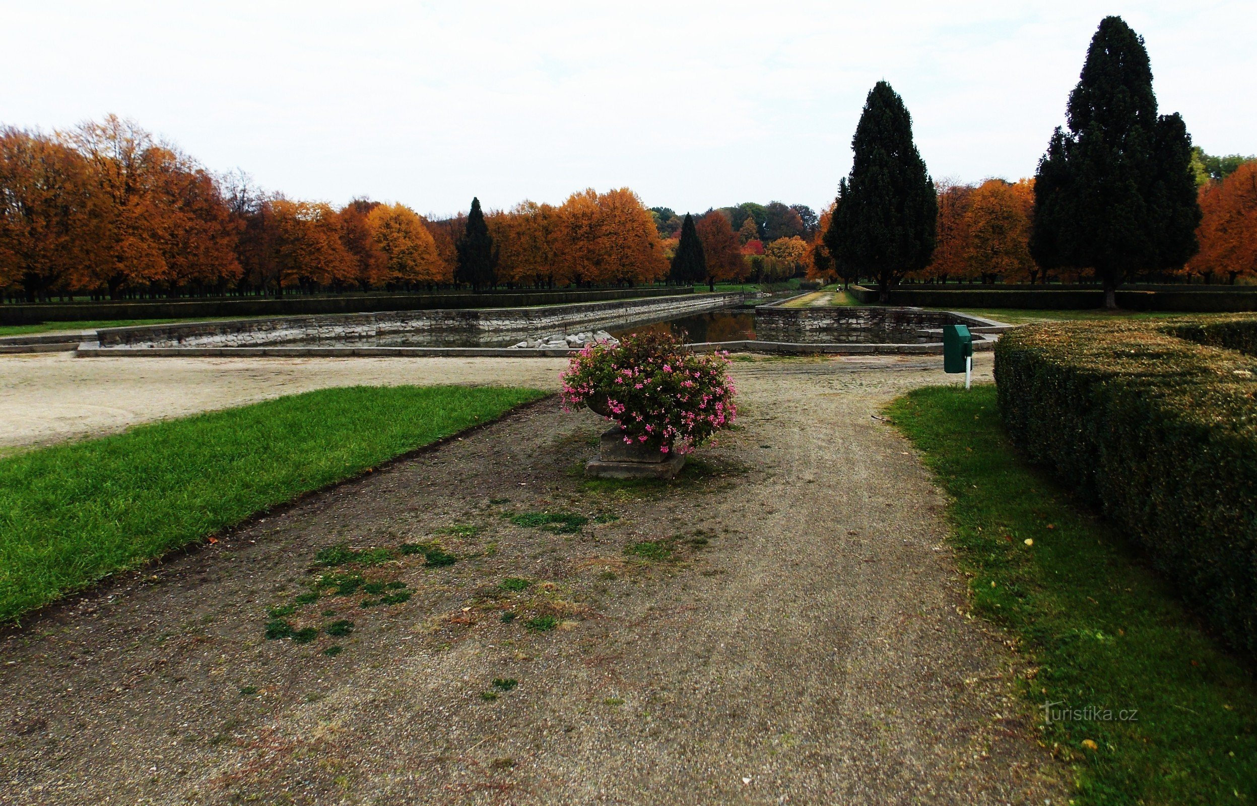 Het reflecterende oppervlak van de waterkanalen in het kasteelpark Holešov