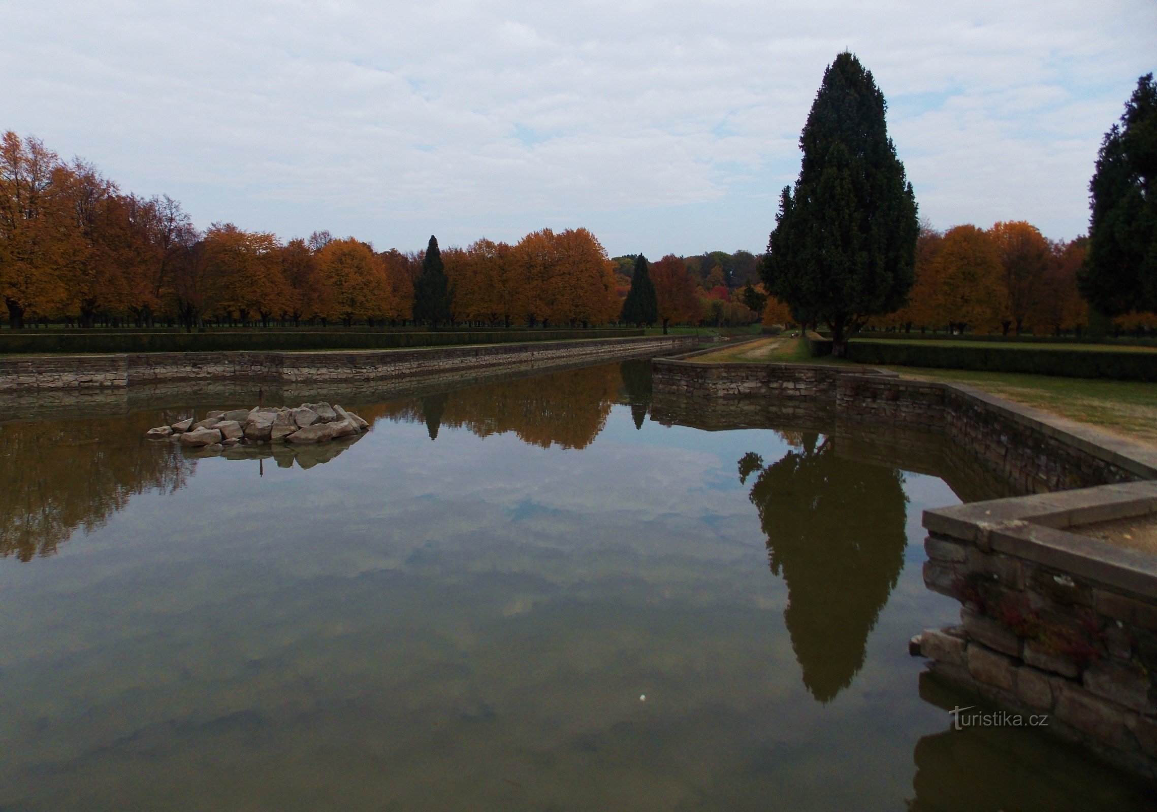 A superfície refletora dos canais de água no parque do castelo Holešov