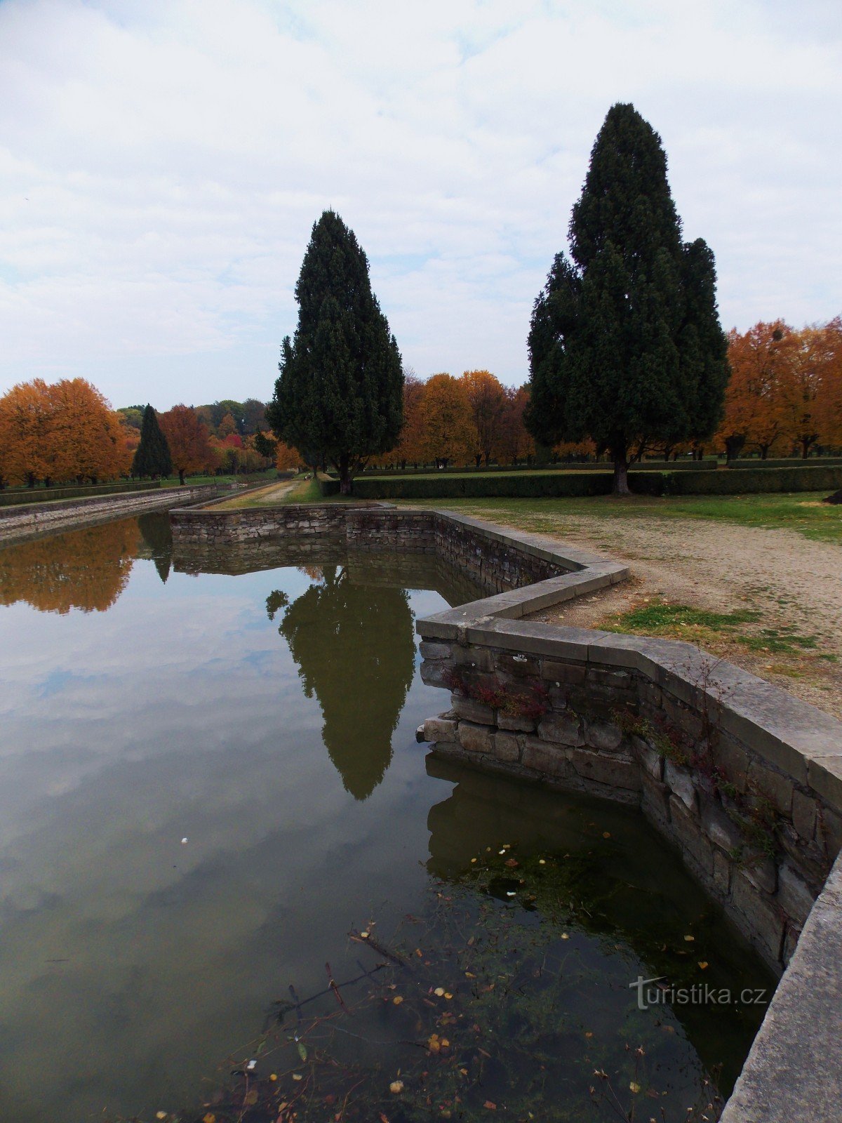 A superfície refletora dos canais de água no parque do castelo Holešov